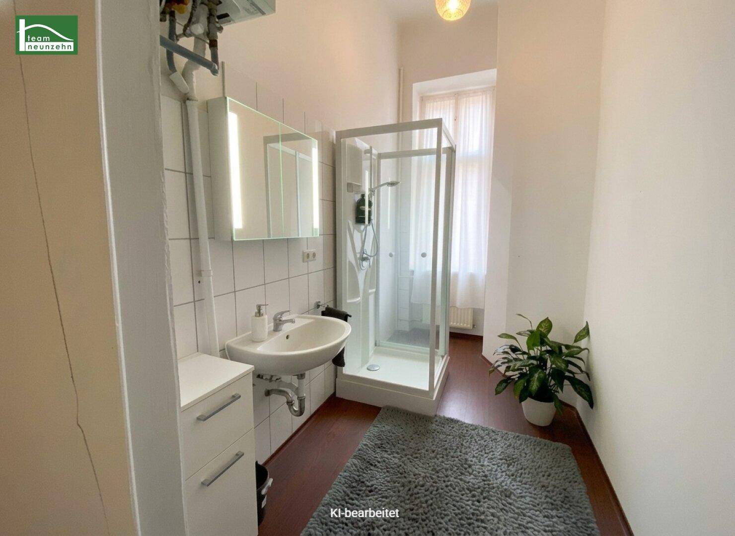 Modernes Badezimmer mit Duschkabine, Waschbecken, Spiegelschrank und Fenster.