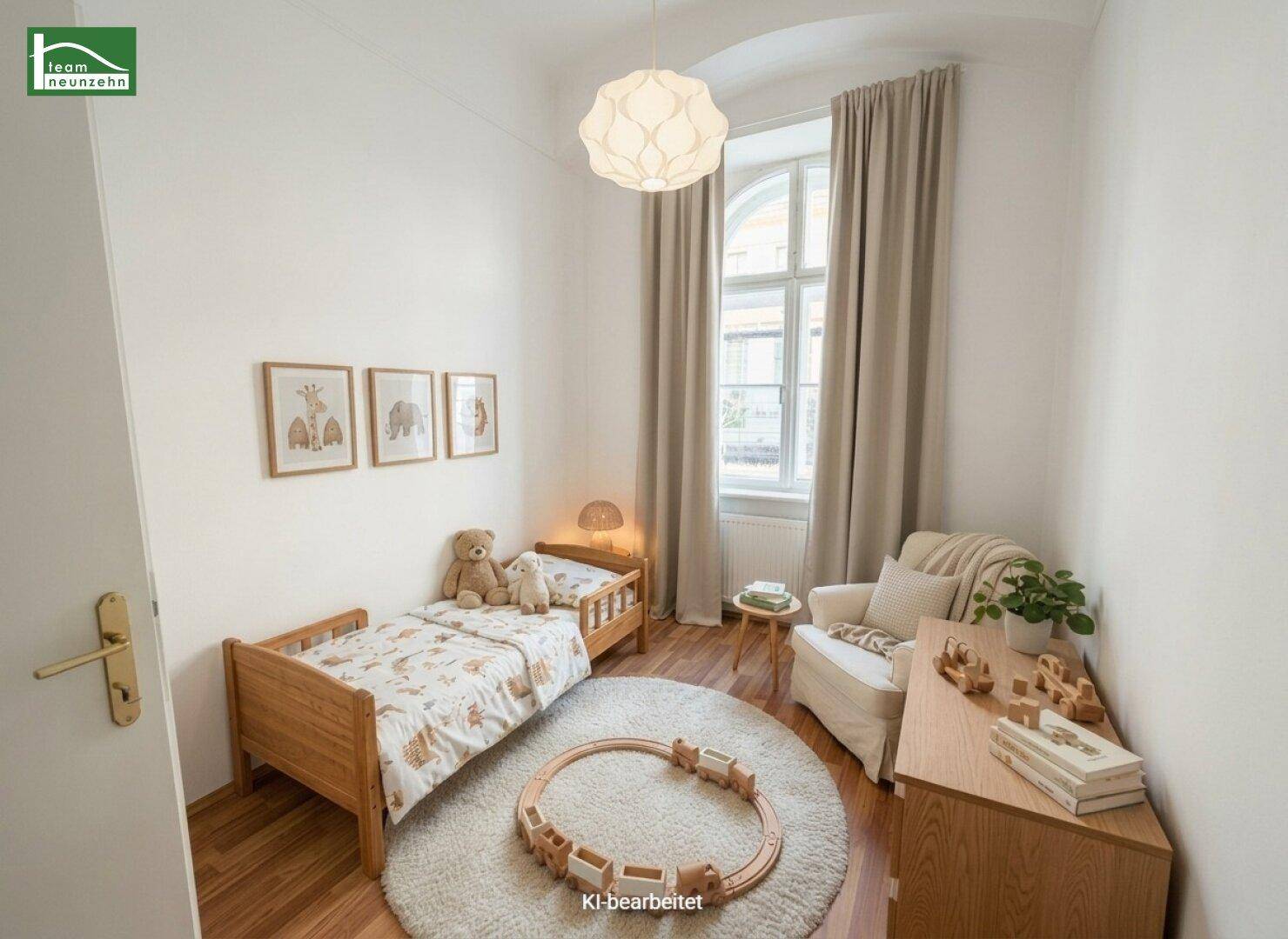 Gemütliches Kinderzimmer mit zwei Einzelbetten, Holzboden und einem großen Fenster.
