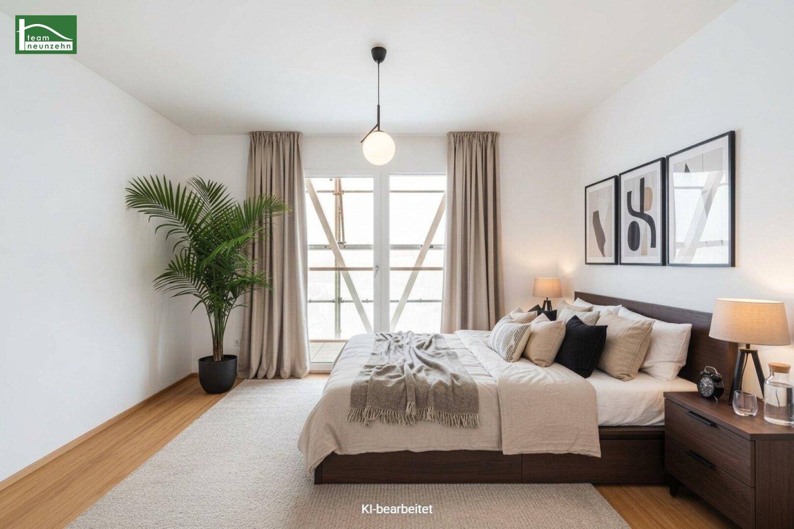 Helles Schlafzimmer mit großem Bett, Holzboden und Zugang zu einem Balkon oder einer Terrasse.