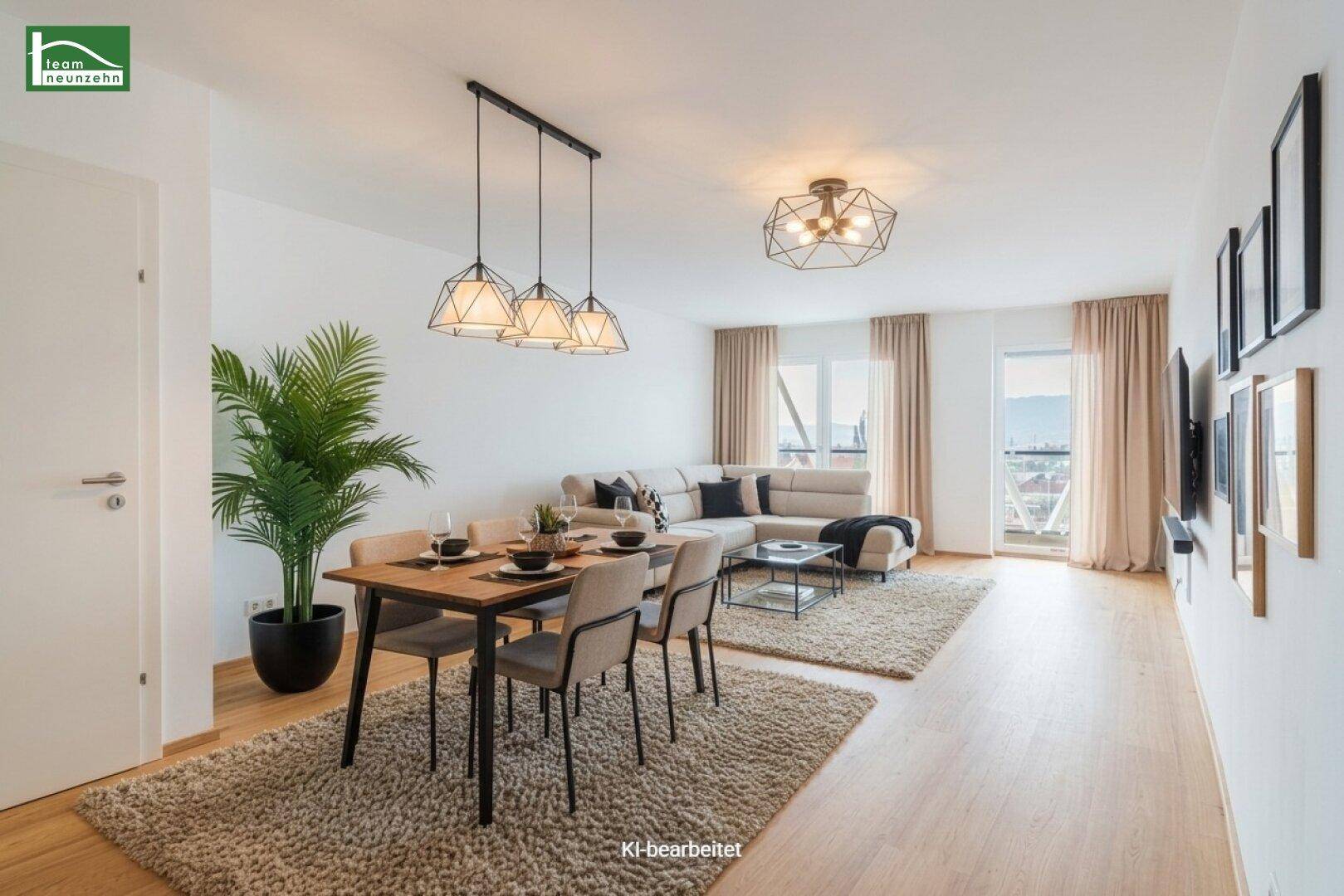 Heller offener Wohn-Essbereich mit modernem Sofa, Esstisch und Zugang zum Balkon.
