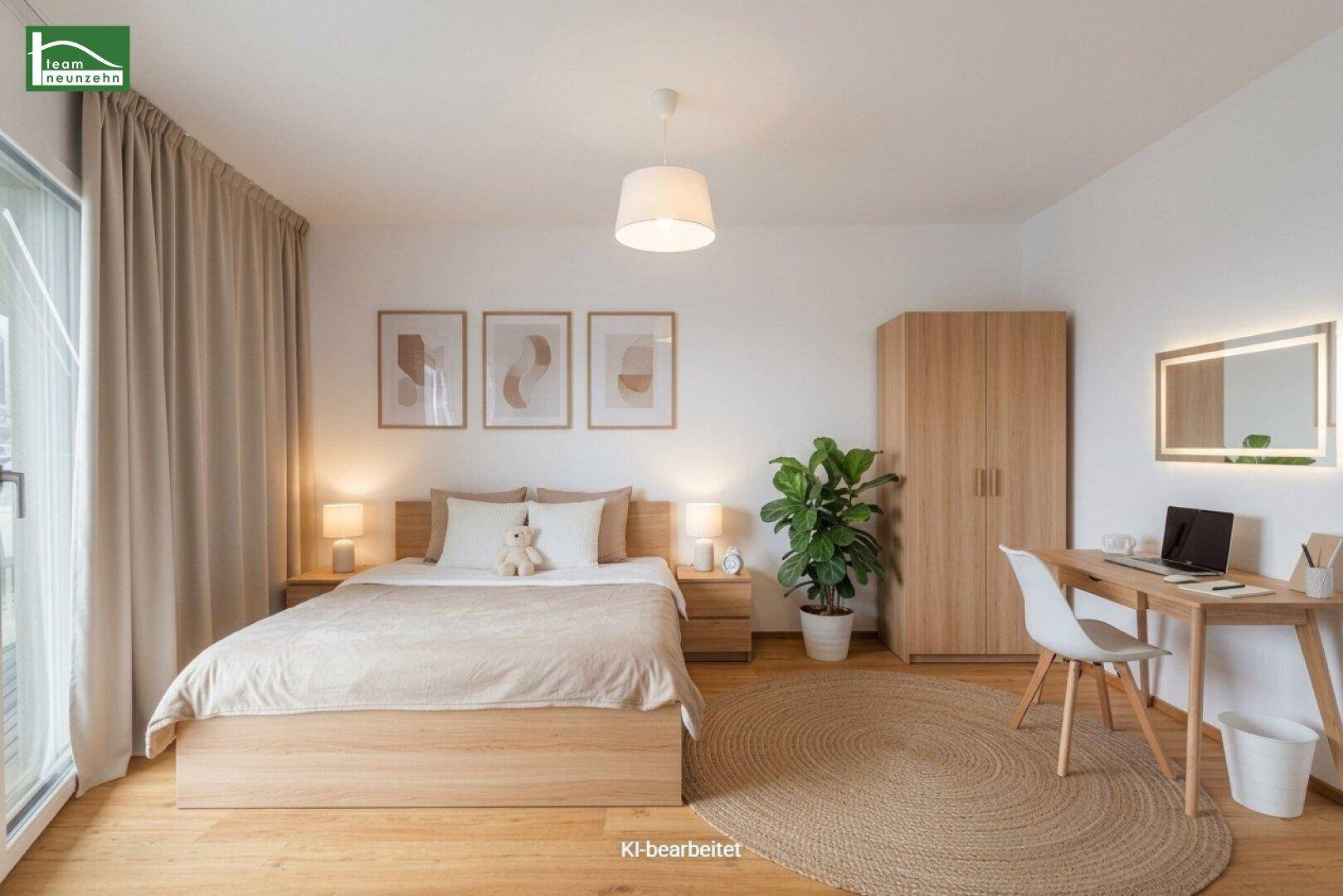 Helles Schlafzimmer mit Holzbett, Schreibtisch und Zugang zum Balkon.