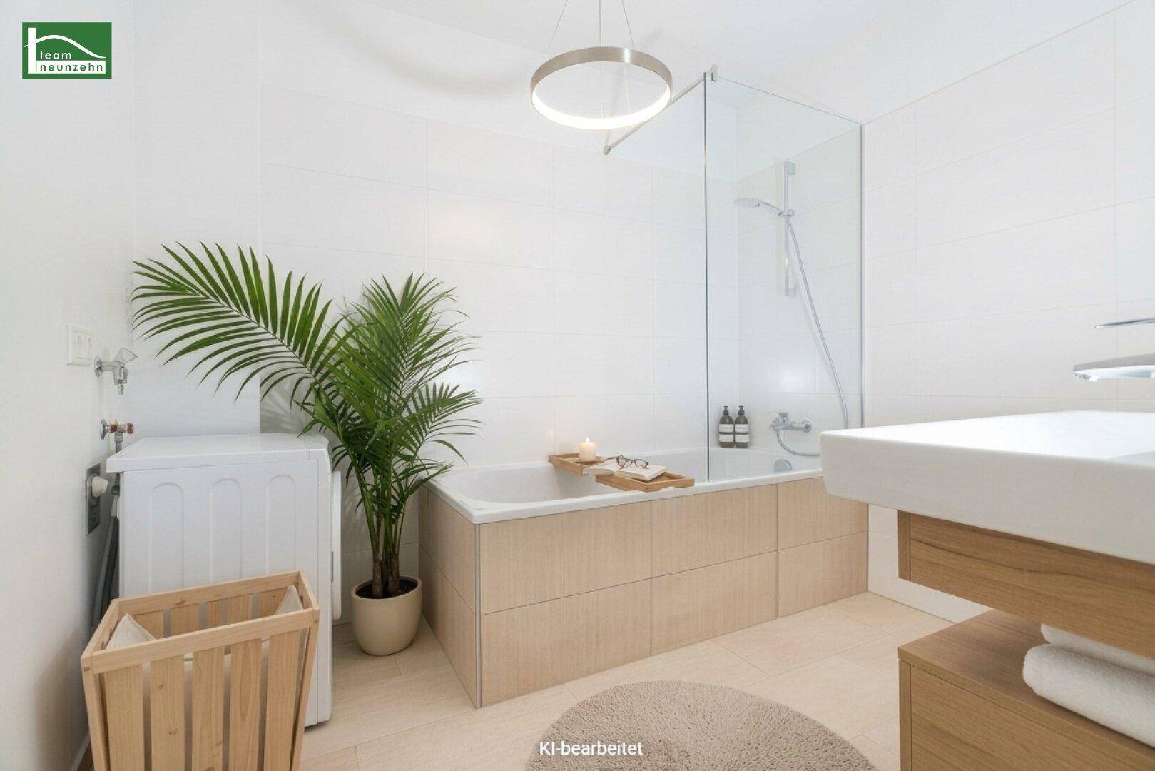 Modernes Badezimmer mit Badewanne, Dusche, Waschmaschine und hellem Design.