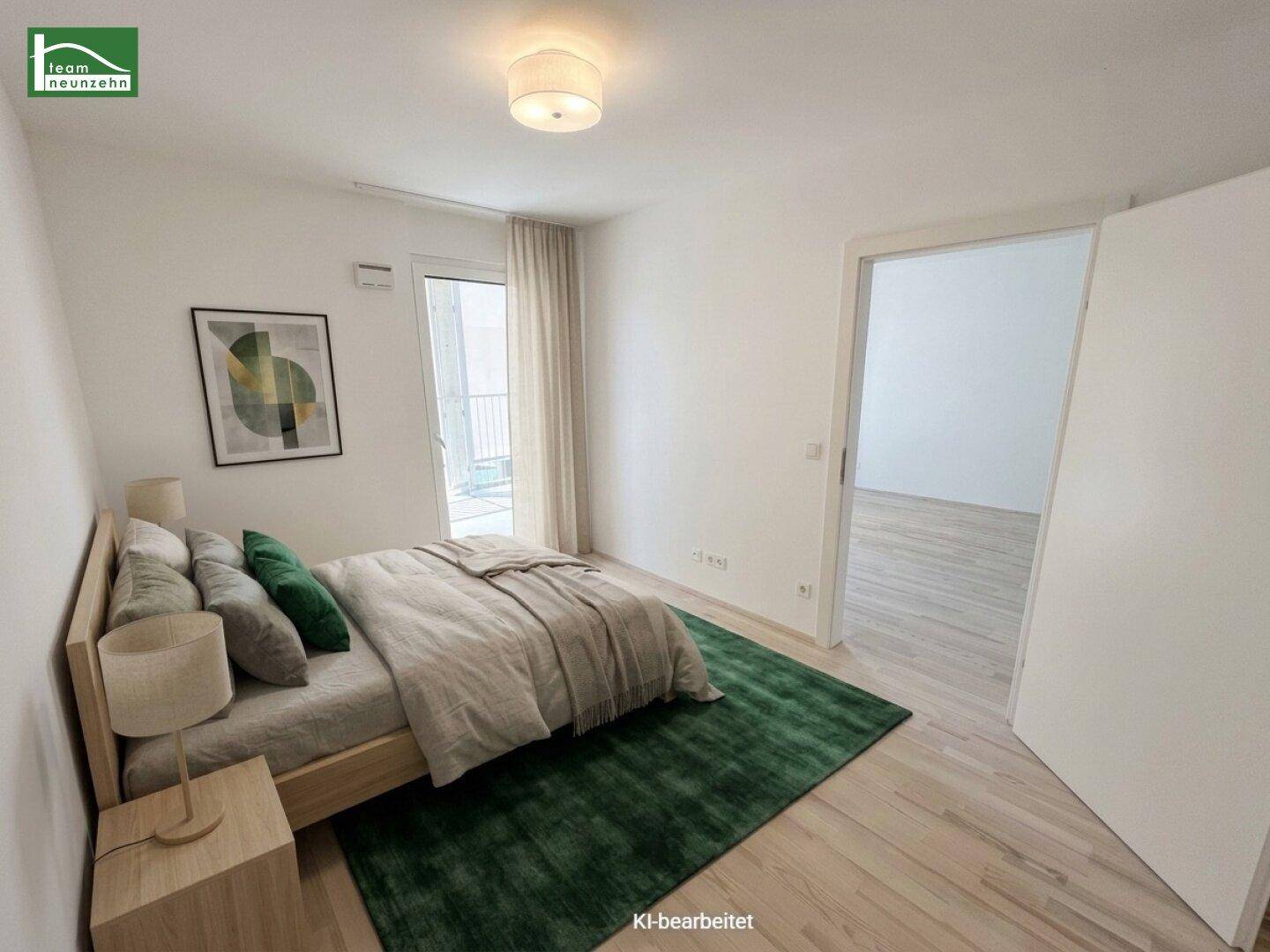 Virtuell inszeniertes Schlafzimmer mit hellem Parkettboden, modernem Bett und Zugang zum Balkon.