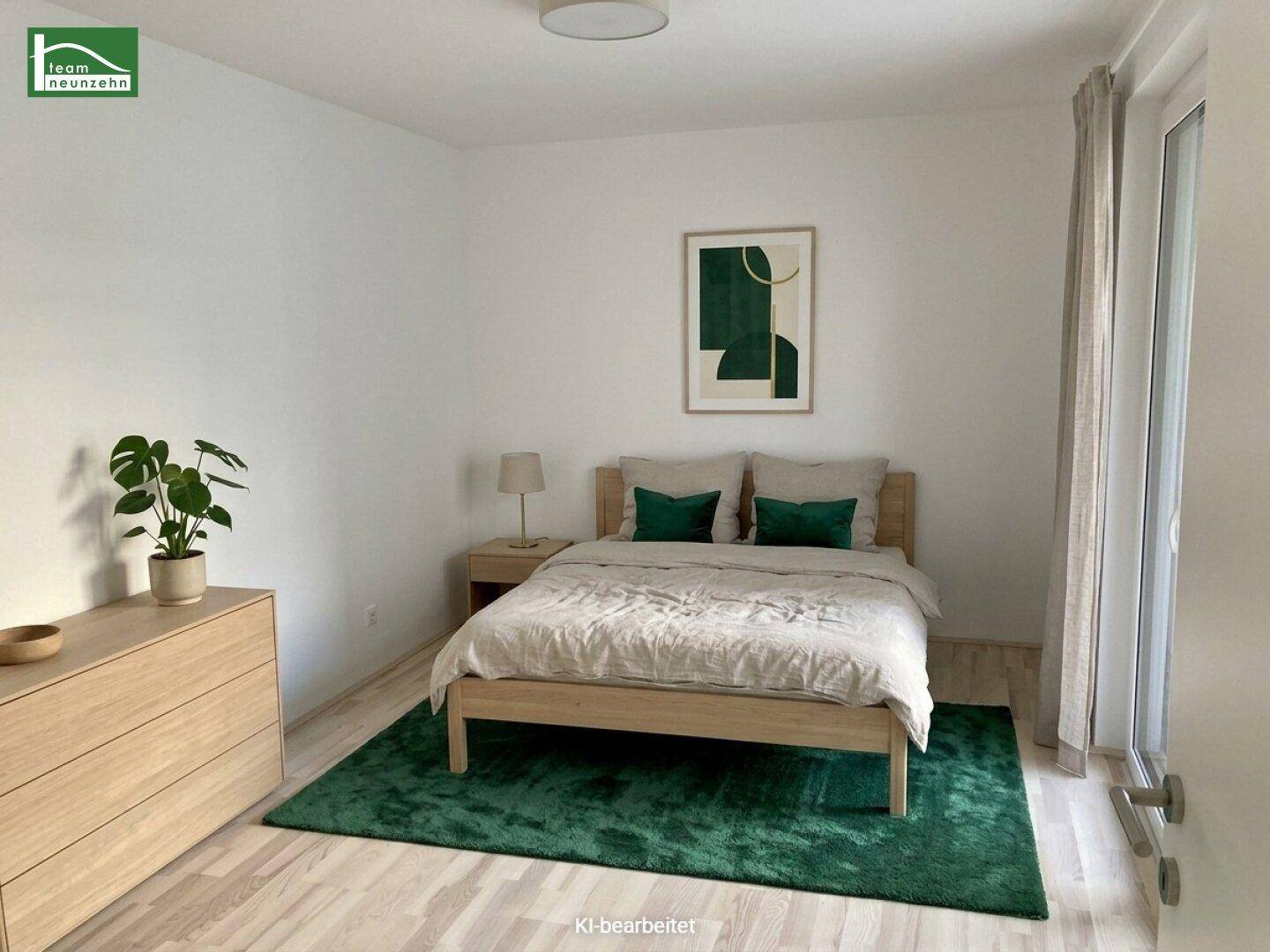 Modern eingerichtetes Schlafzimmer mit hellem Parkett, grünem Teppich und großem Fenster.
