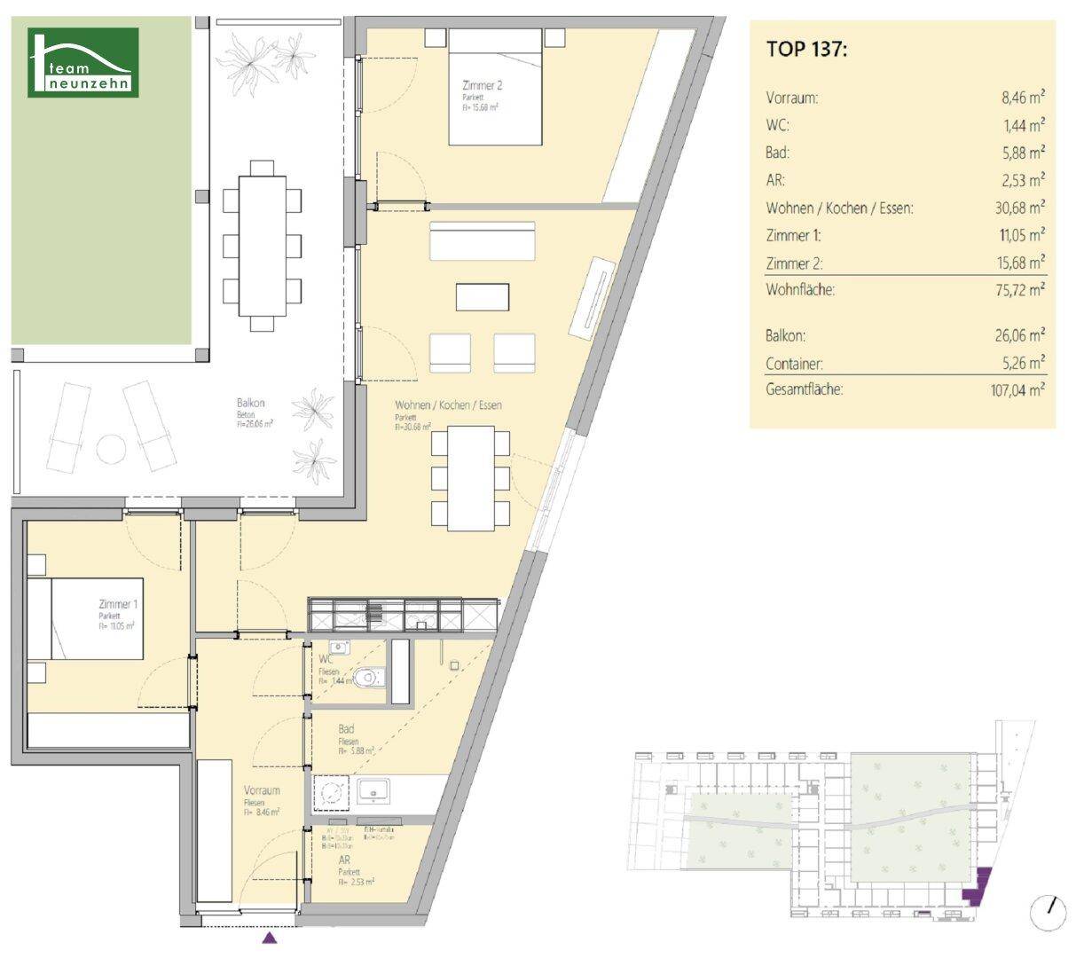 Detaillierter Grundriss einer Wohnung mit zwei Schlafzimmern, offenem Wohnbereich und großem Balkon.