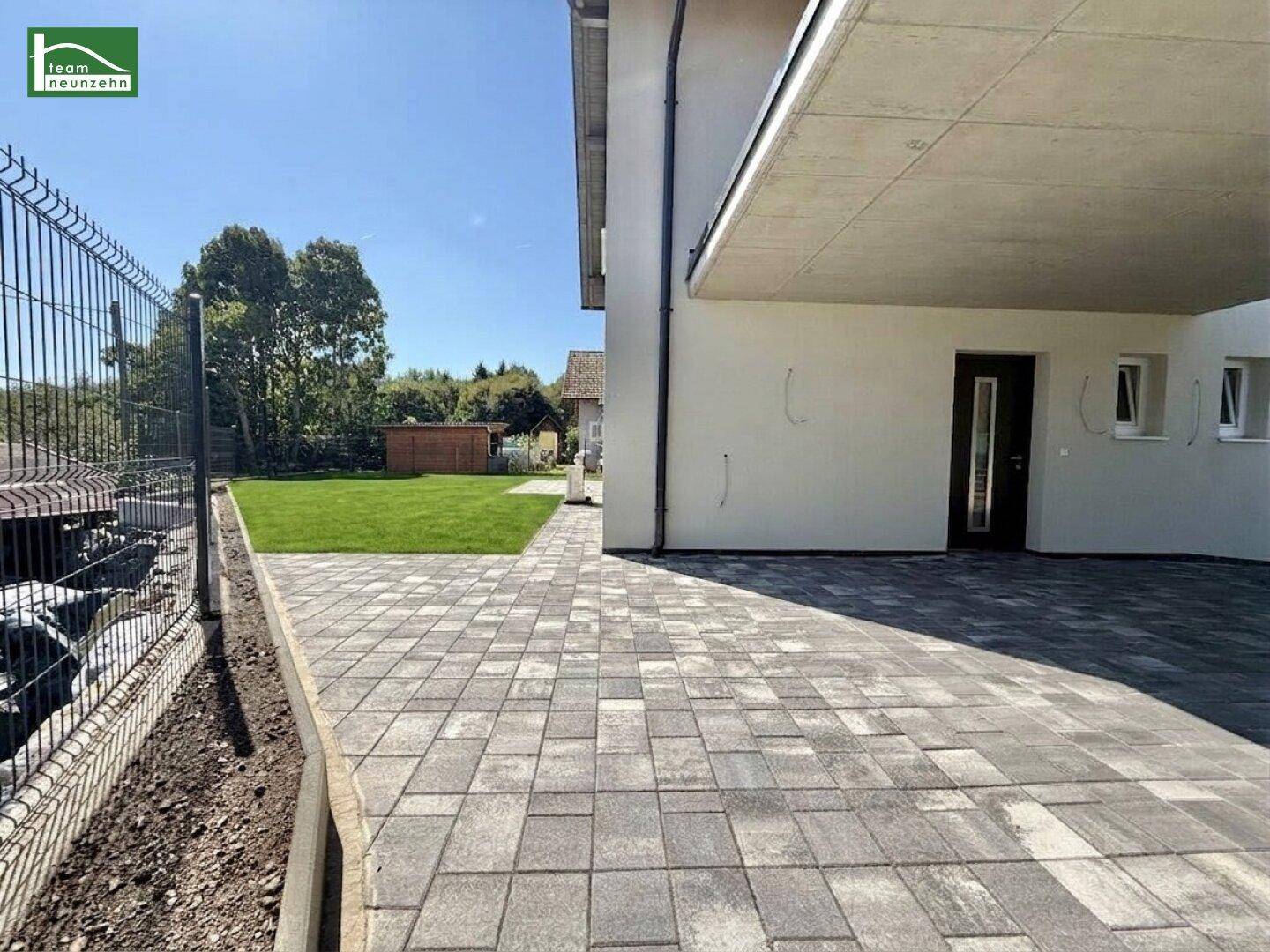 Gepflasterter Außenbereich neben dem Haus, ideal für eine Terrasse oder zusätzlichen Stellplatz.