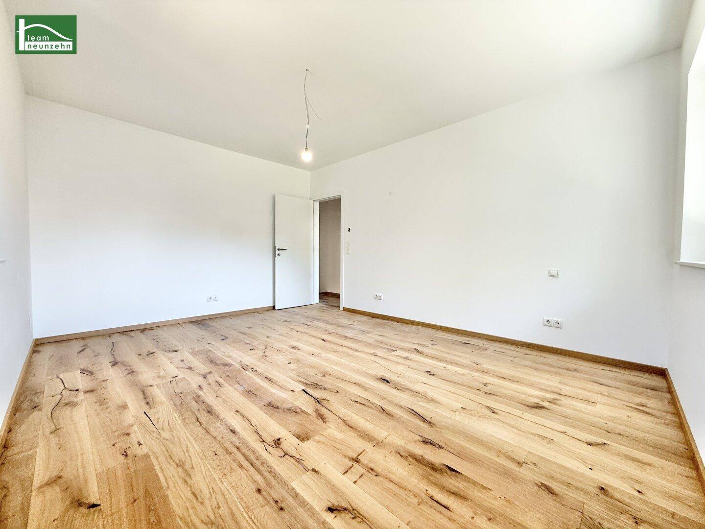 Großes Schlafzimmer mit Holzboden und viel Platz für individuelle Gestaltung.