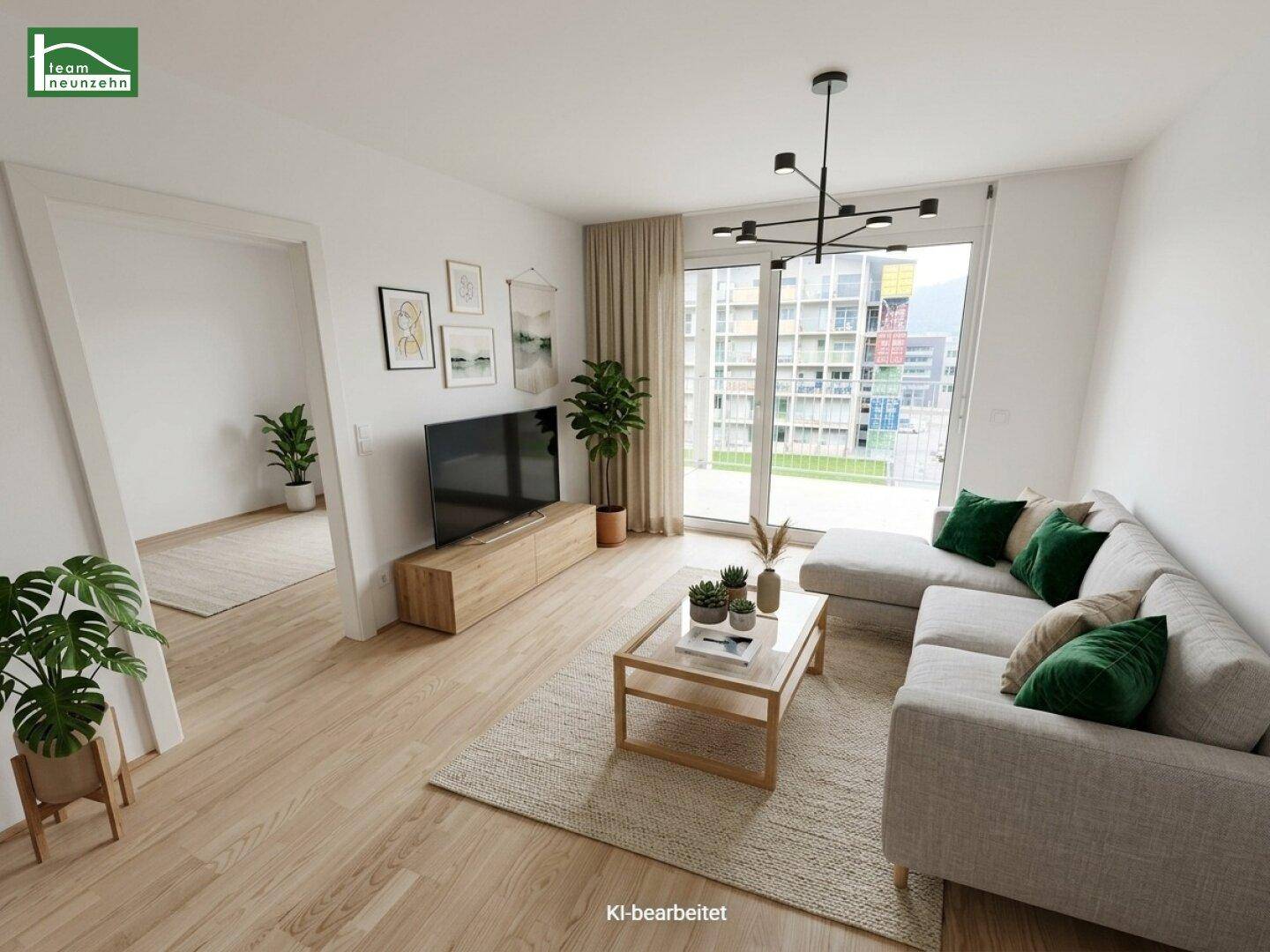 Helles, modern eingerichtetes Wohnzimmer mit Holzboden, großem Fenster und Zugang zum Balkon.