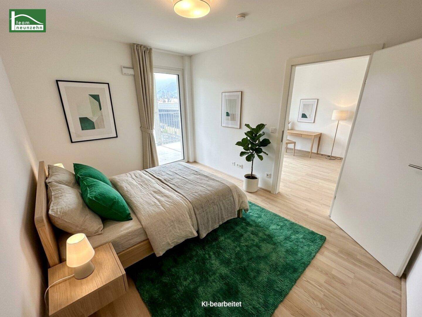 Modern eingerichtetes Schlafzimmer mit Holzboden, großem Bett und direktem Balkonzugang.