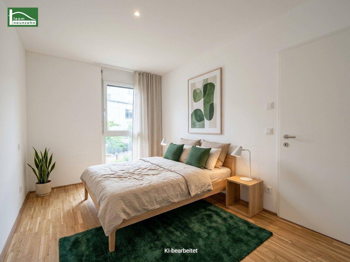 Gemütlich eingerichtetes Schlafzimmer mit Parkettboden und großem Fenster, modern dekoriert.