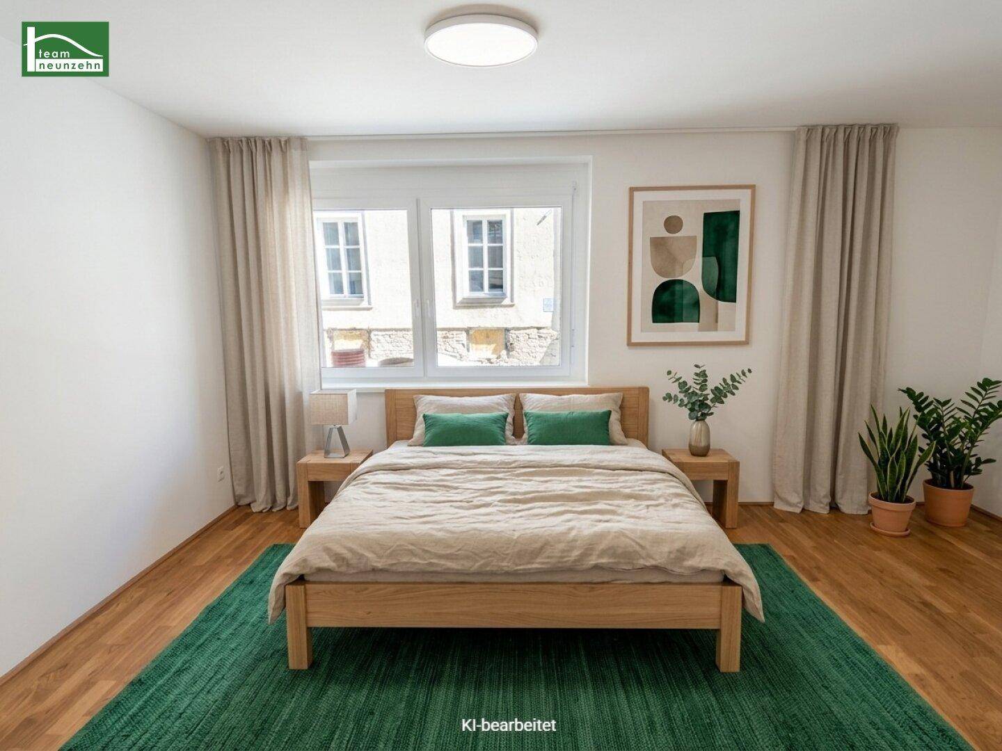 Modern eingerichtetes Schlafzimmer mit Holzbett, grünem Teppich und natürlichem Lichteinfall.
