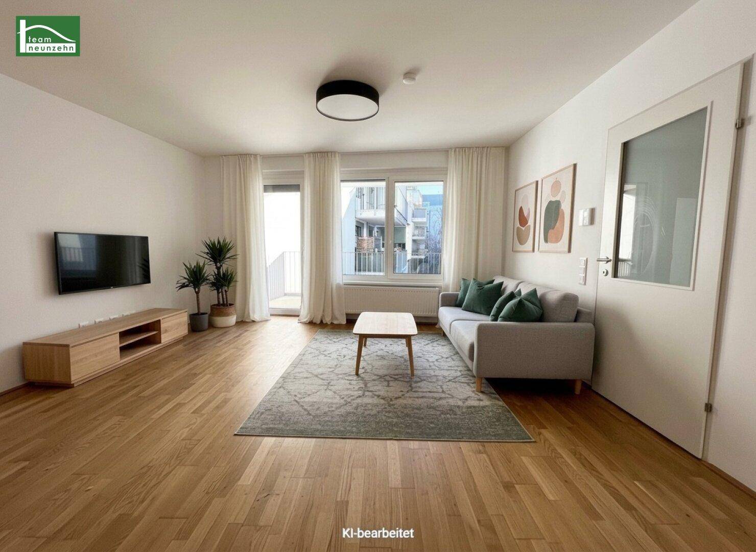 Helles Wohnzimmer mit modernem Design, Holzboden und Zugang zu einem Balkon.