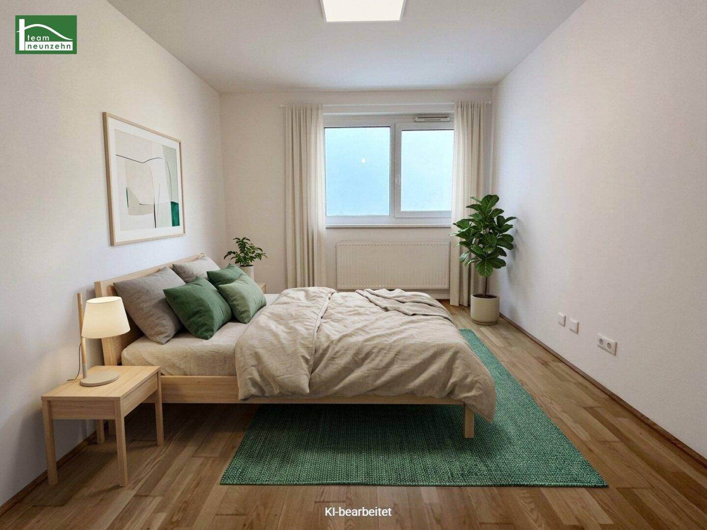 Virtuell inszeniertes Schlafzimmer mit Holzboden, Doppelbett und großem Fenster.