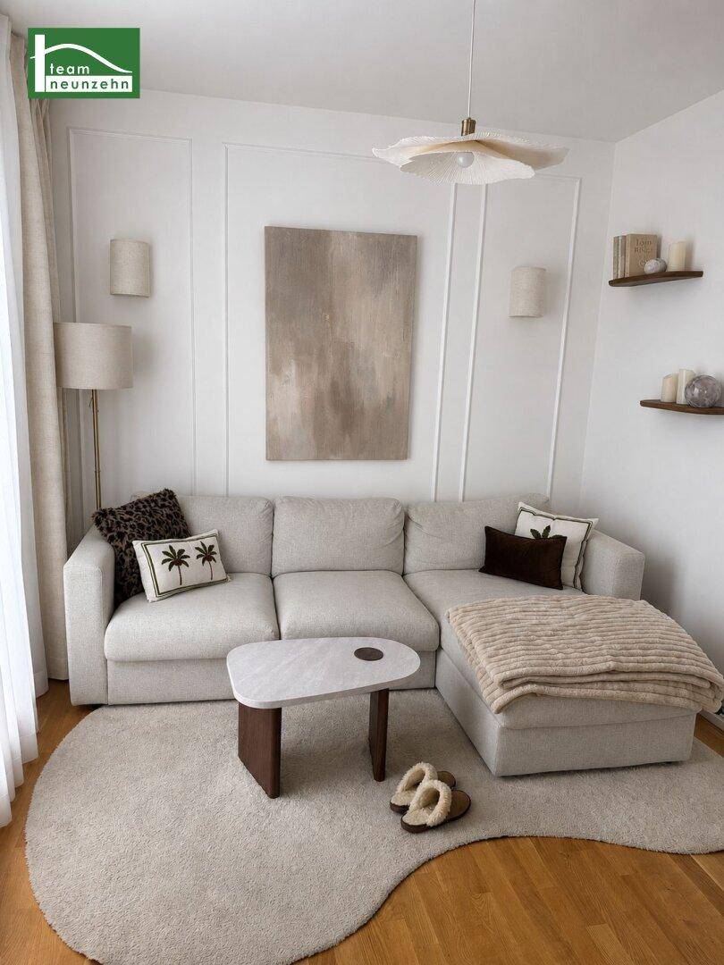 Helles Wohnzimmer mit beigem Ecksofa, Holzboden und dekorativen Wandpaneelen.