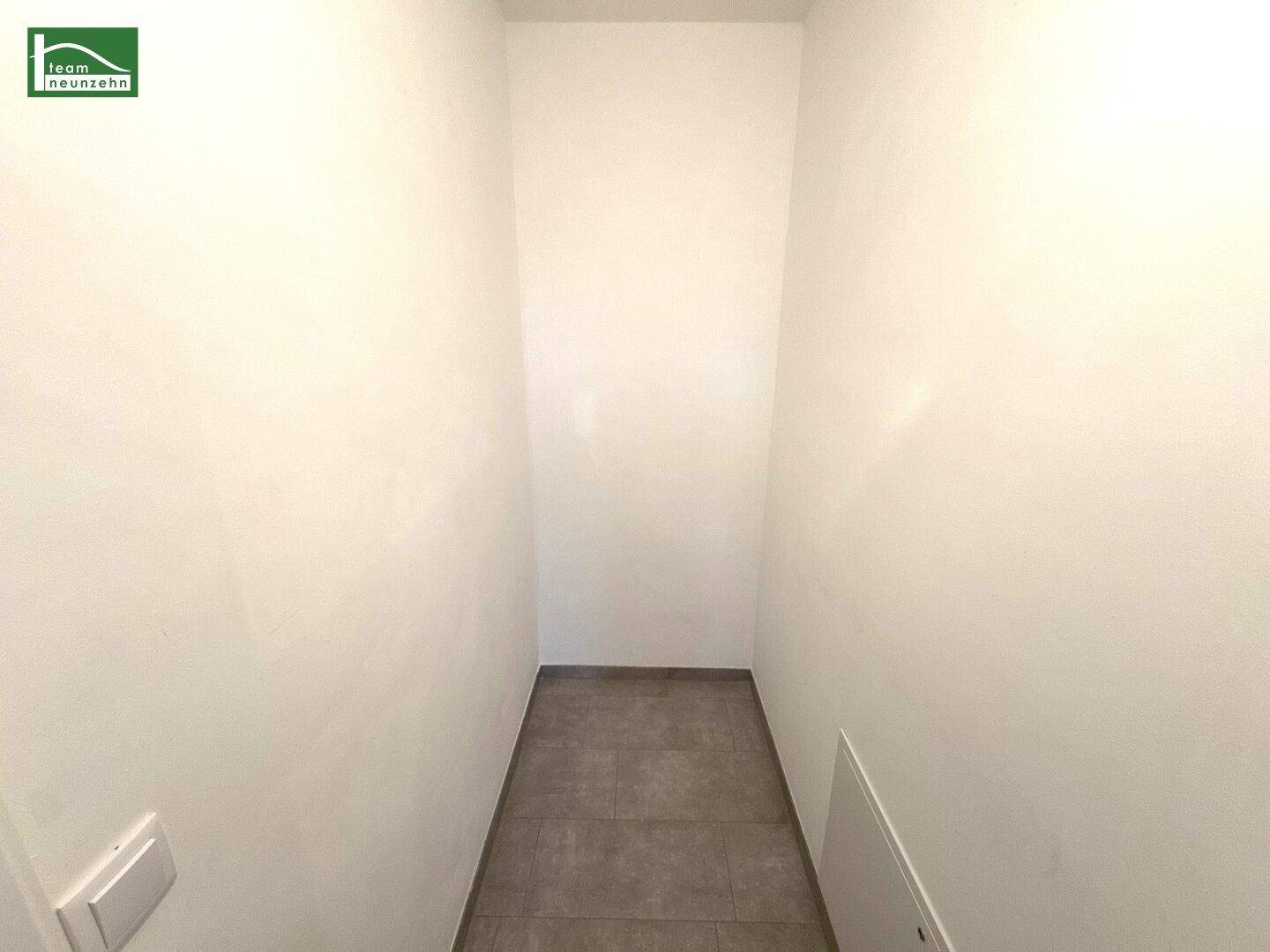Kleiner, leerer Abstellraum mit Fliesenboden und weißen Wänden.