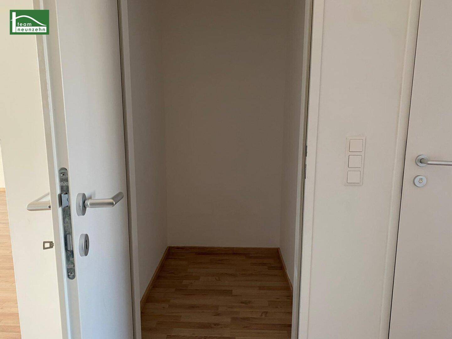 Praktischer Abstellraum mit Holzboden, ideal für zusätzlichen Stauraum und Haushaltsgeräte.