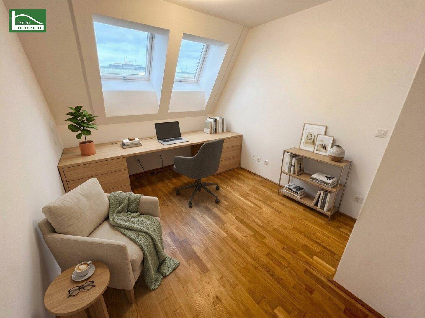 Helles Arbeitszimmer mit Holzschreibtisch, Parkettboden und zwei Dachfenstern.