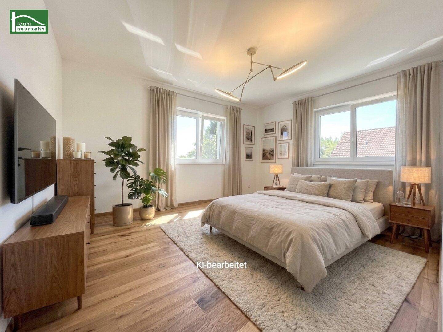Helles Schlafzimmer mit Holzboden, großem Bett, modernen Möbeln und viel Tageslicht durch zwei Fenster.