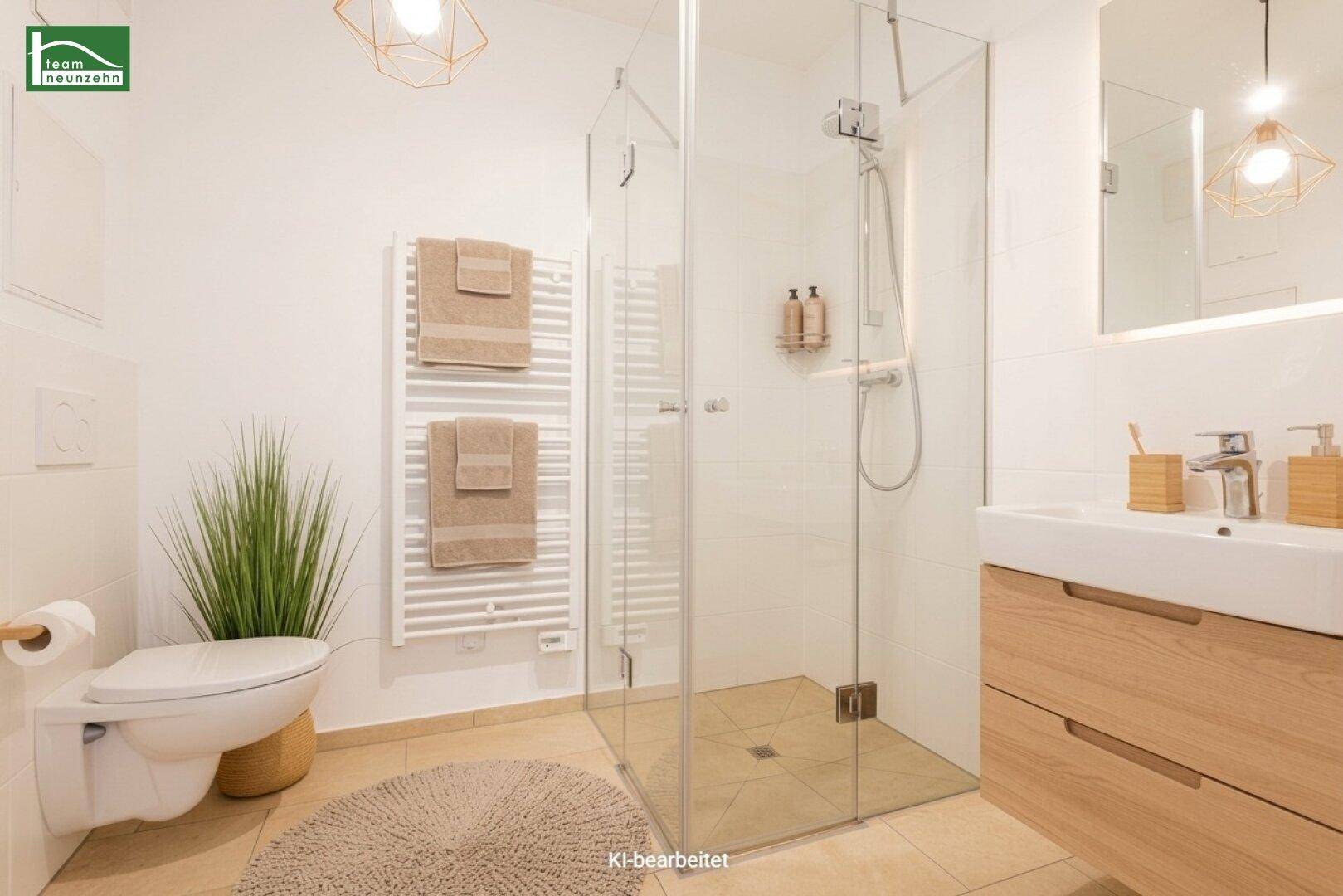 Modernes Badezimmer mit begehbarer Dusche, Wand-WC und beheiztem Handtuchhalter.
