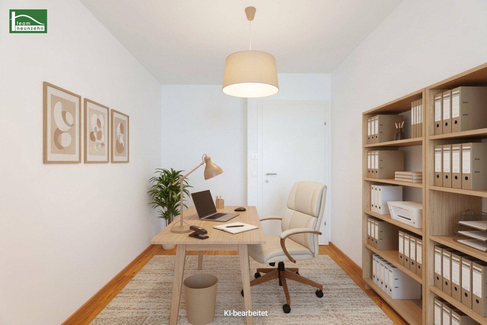 Helles Arbeitszimmer mit Schreibtisch, Bürostuhl und Holzregalen für Stauraum.