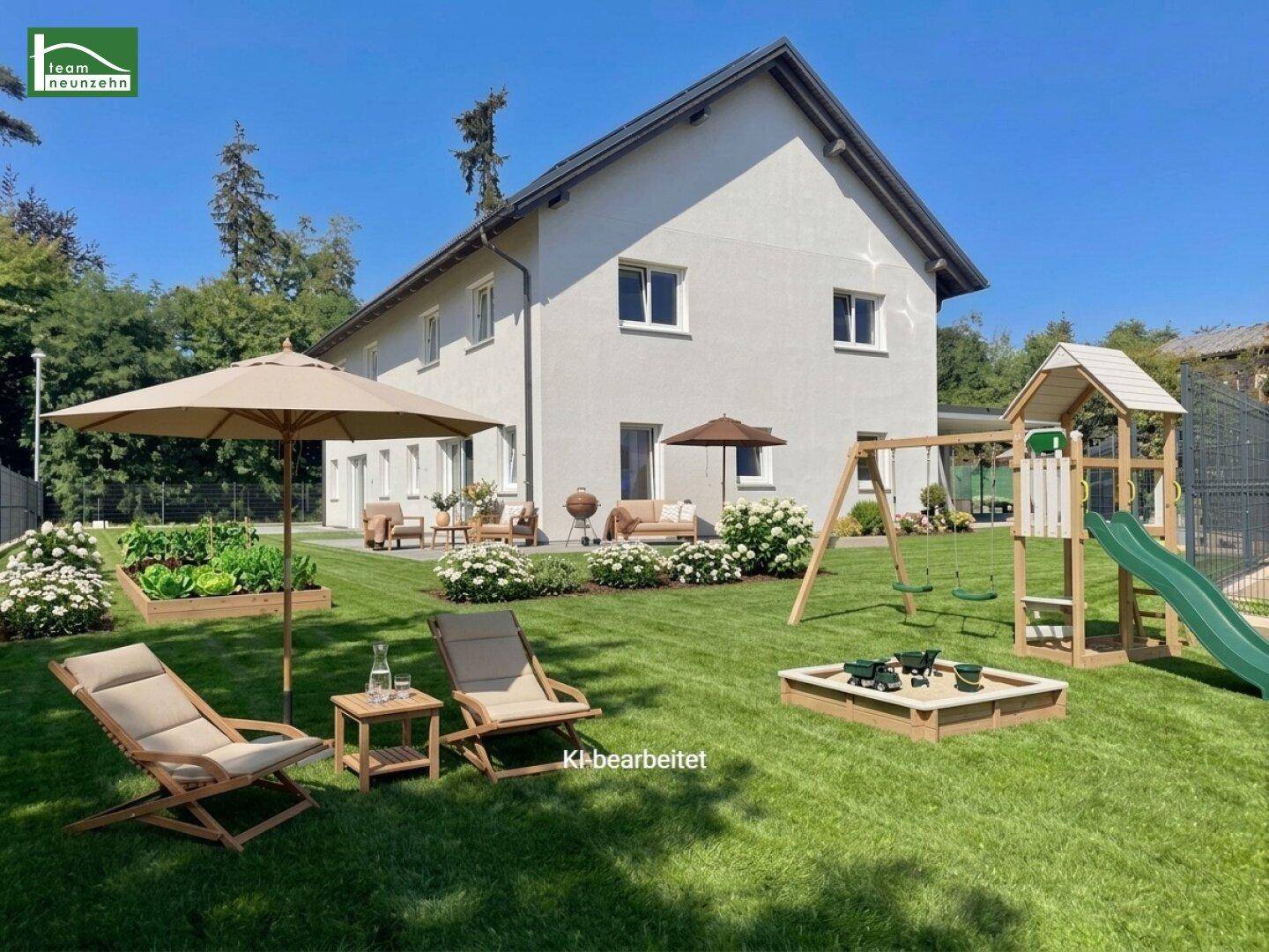 Großer Gartenbereich mit Spielplatz, Sandkasten und gemütlicher Sitzecke, ideal für Familien und Entspannung.