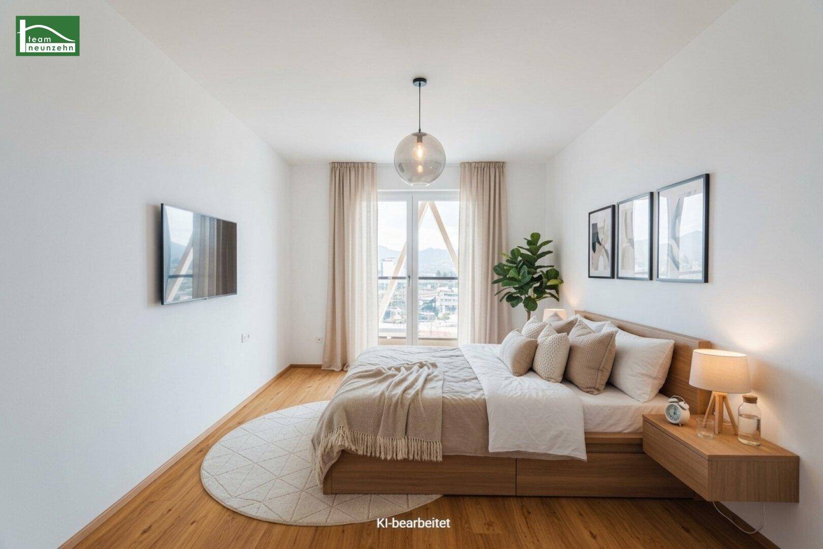 Helles Schlafzimmer mit Holzboden, großem Fenster und Blick auf die Stadt.