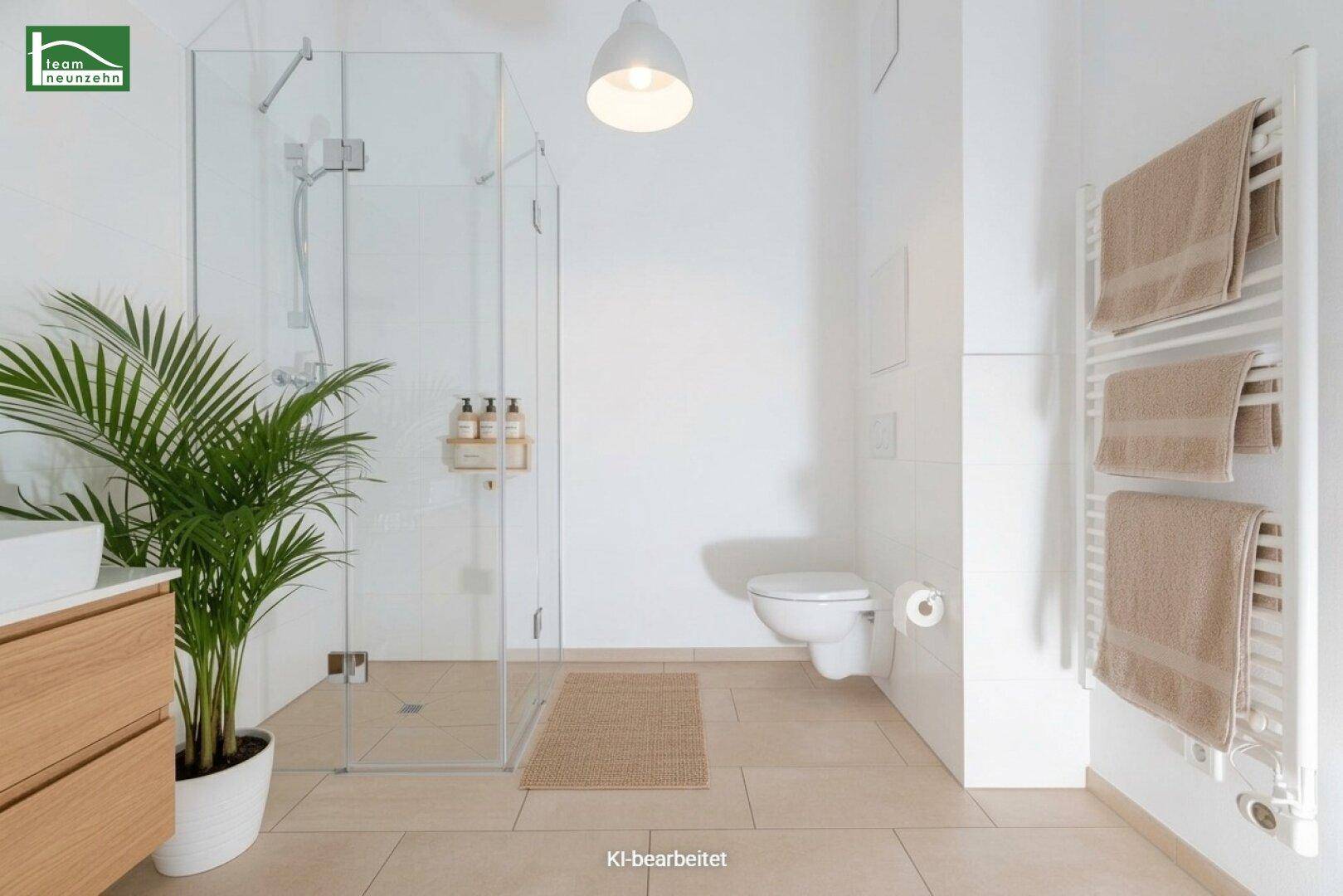 Helles, modernes Badezimmer mit begehbarer Dusche, Wand-WC und beheiztem Handtuchhalter.