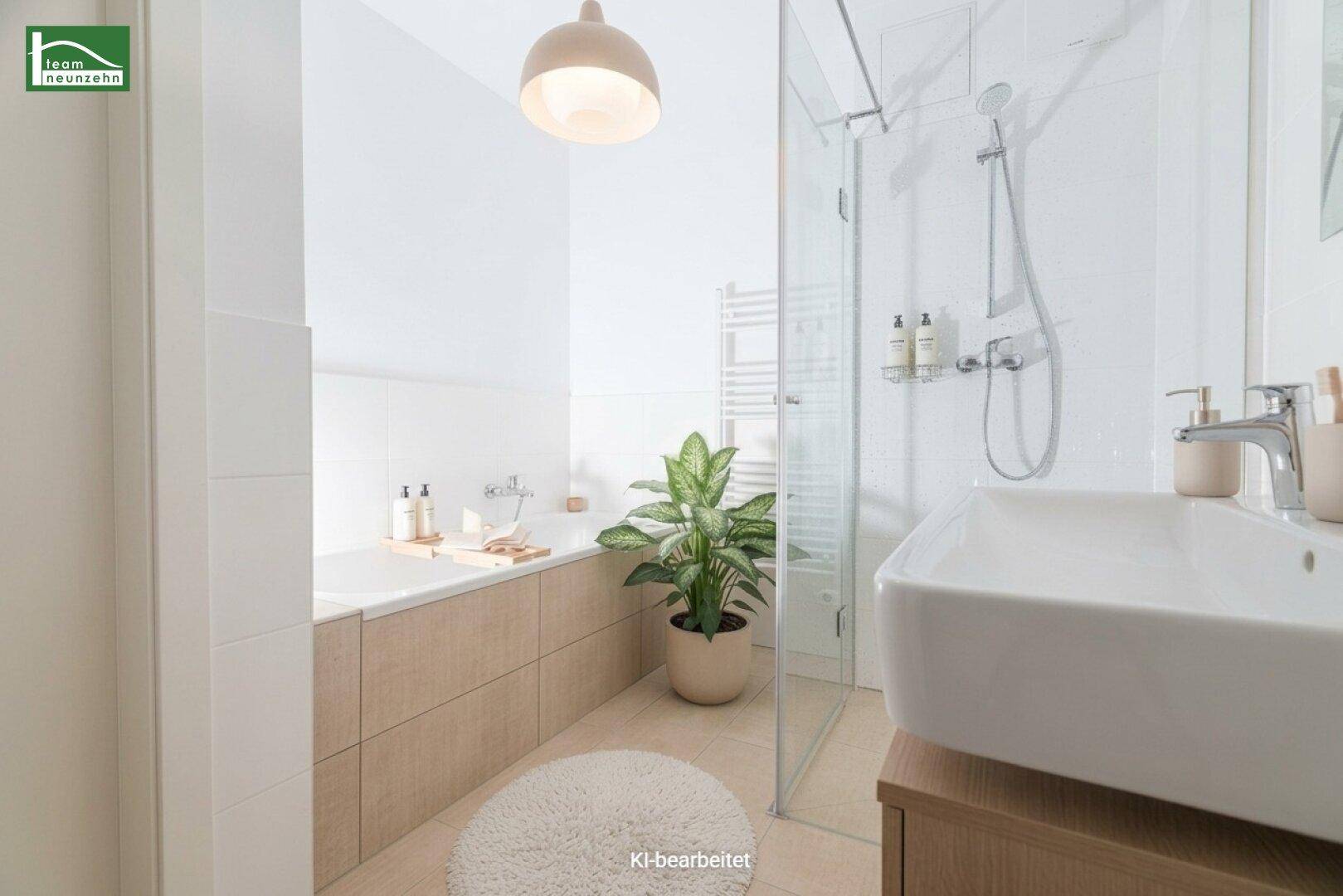 Modernes Badezimmer mit Badewanne, begehbarer Dusche und hellem Design.