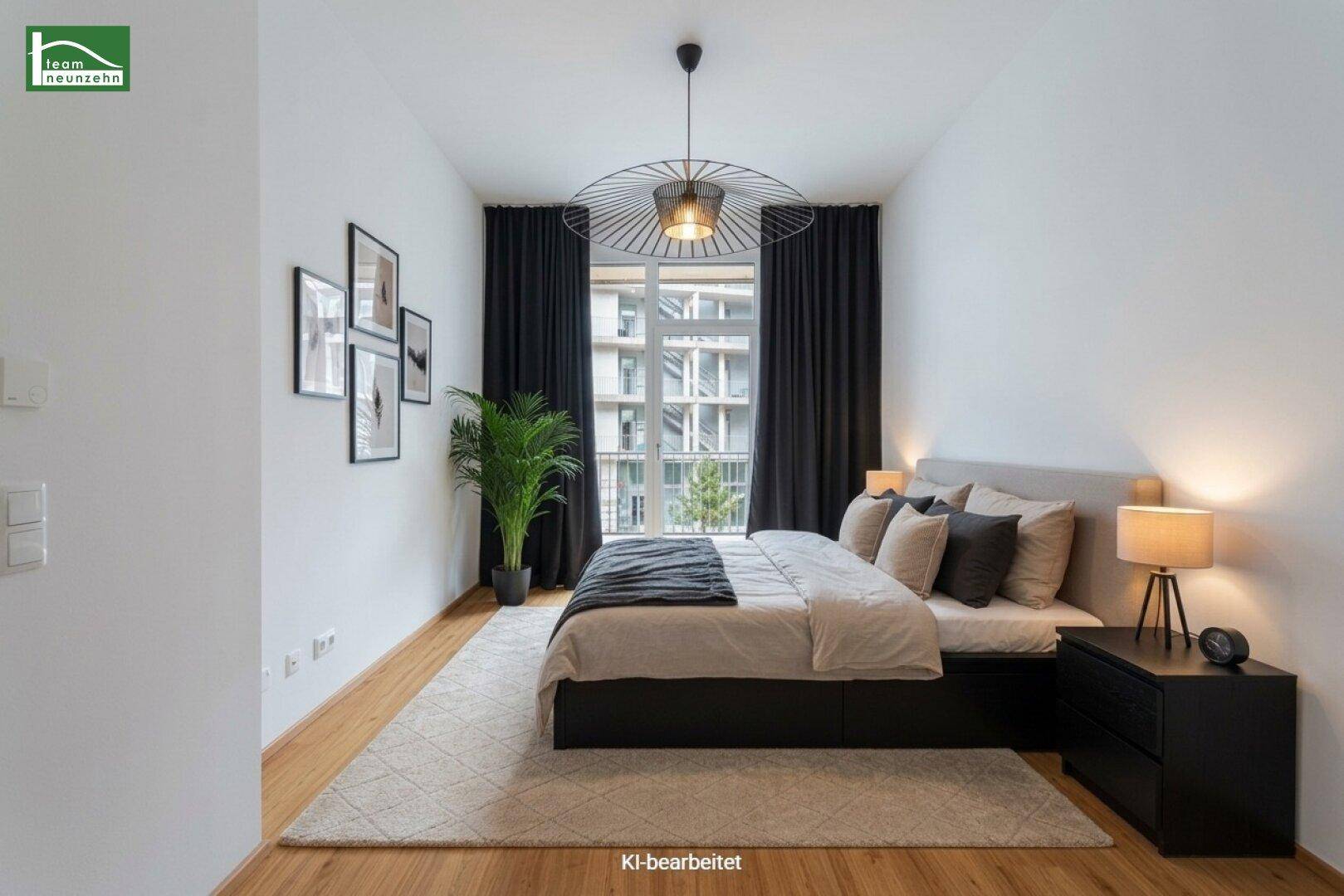Modernes Schlafzimmer mit Holzboden, großem Bett, Nachttischen und Zugang zu einem Balkon.