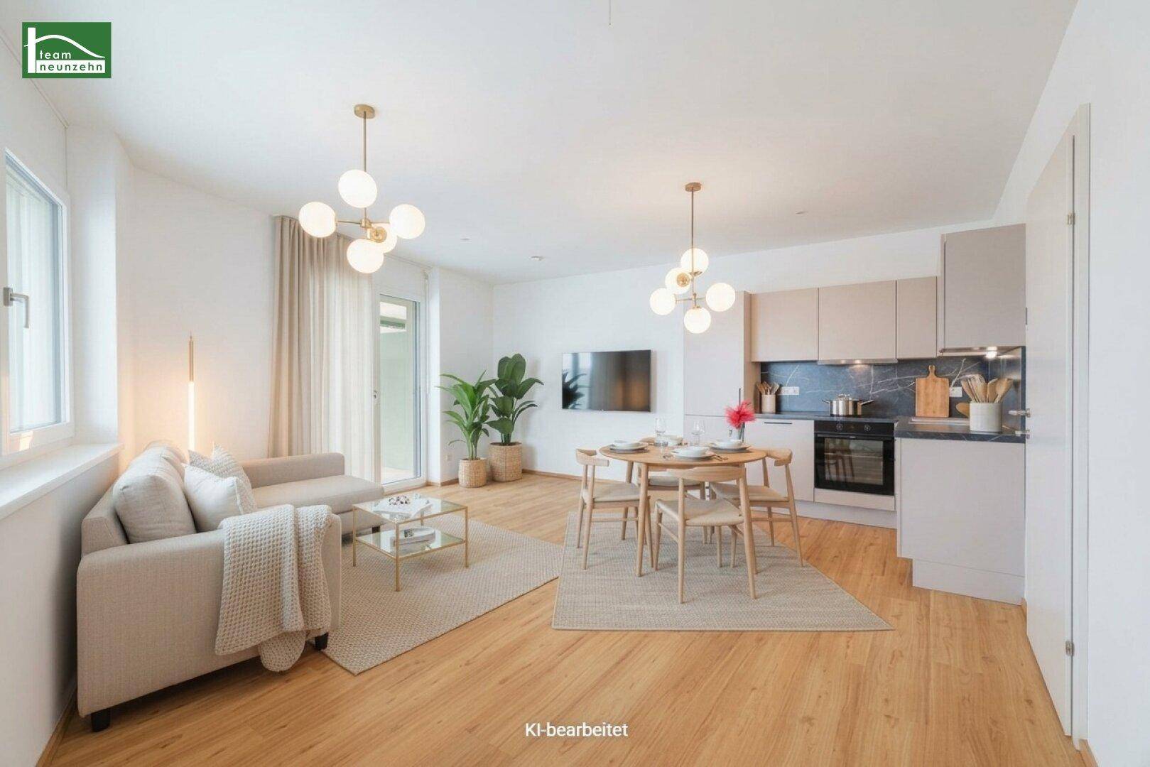 Heller offener Wohn-Essbereich mit integrierter Küche, Holzboden und Zugang zum Balkon.