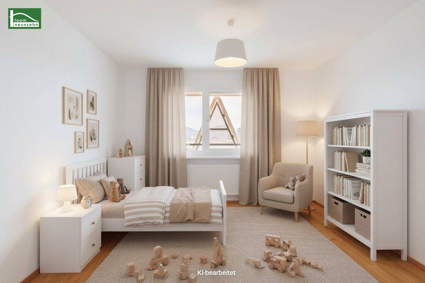 Helles Schlafzimmer mit Holzboden, beigen Vorhängen und Spielzeug auf dem Teppich.
