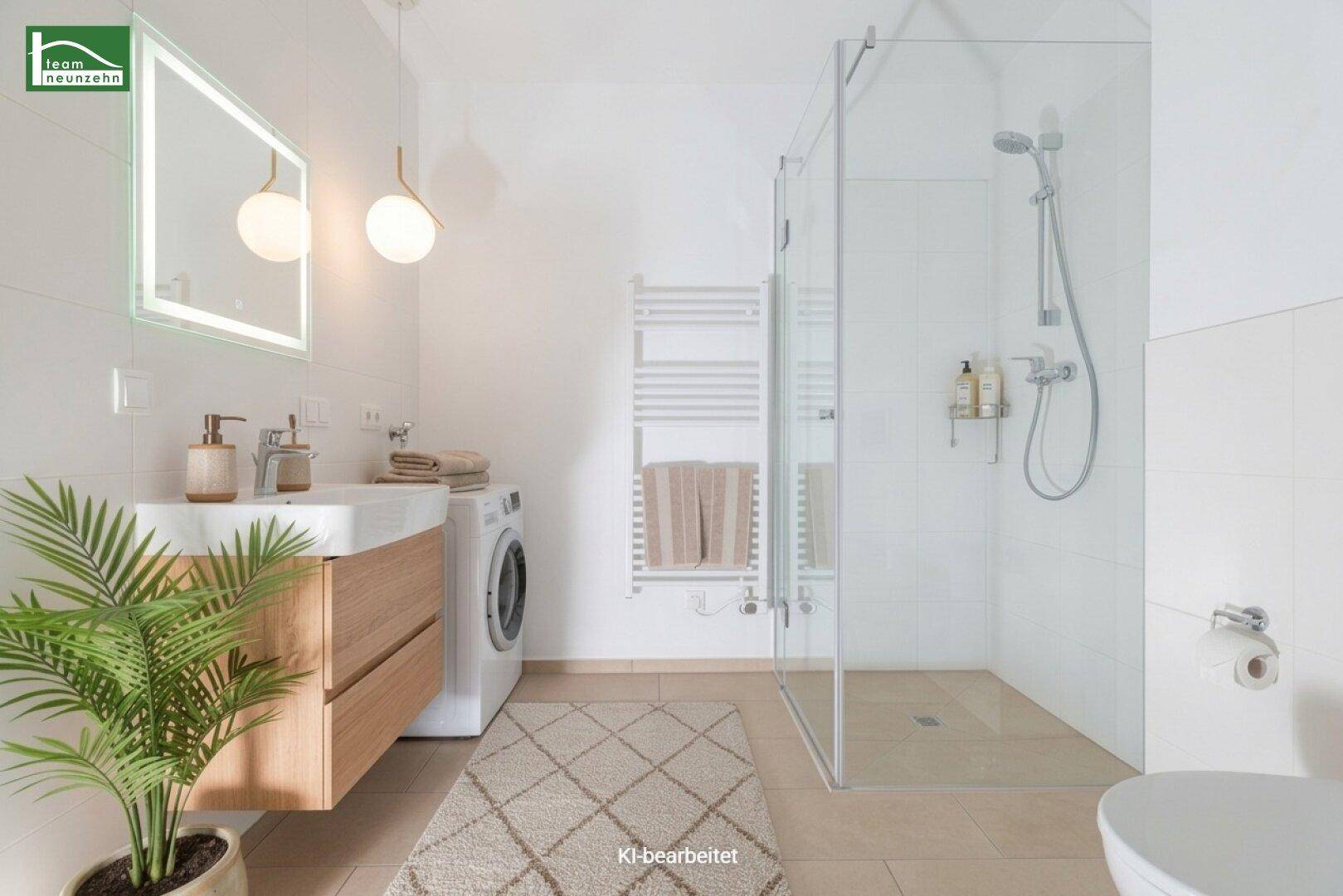 Helles, modernes Badezimmer mit ebenerdiger Dusche, Waschbeckenunterschrank und Waschmaschine.