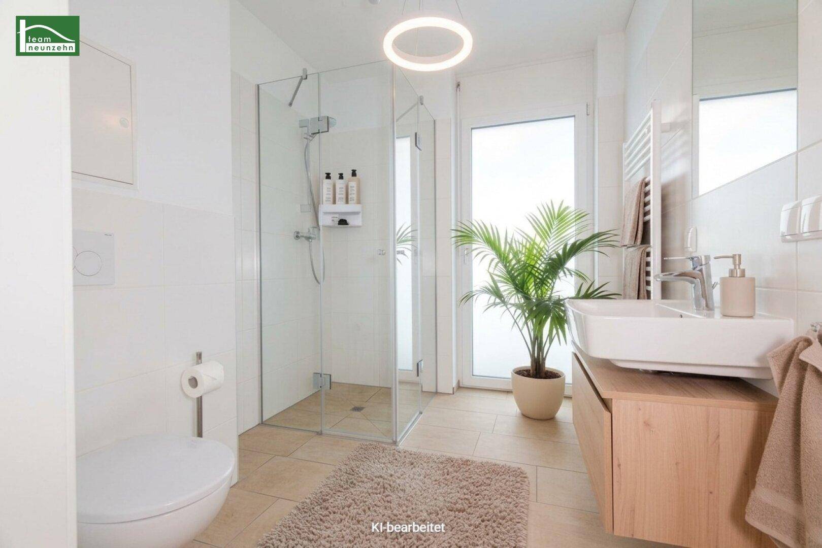 Modernes Badezimmer mit ebenerdiger Glasdusche, Waschtisch und großem Fenster für viel Tageslicht.