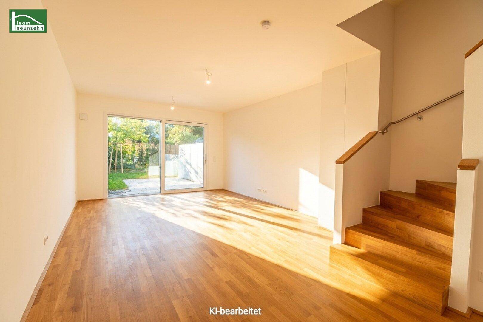 Lichtdurchfluteter Wohnbereich mit Holztreppe und direktem Zugang zur Terrasse und Garten.