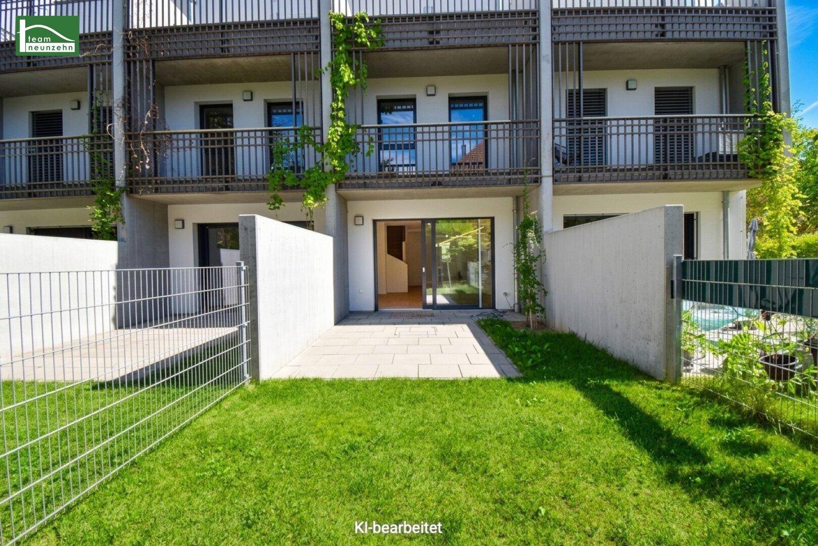 Gepflegte Gartenanlage hinter den Reihenhäusern mit direktem Zugang zu den Wohneinheiten.