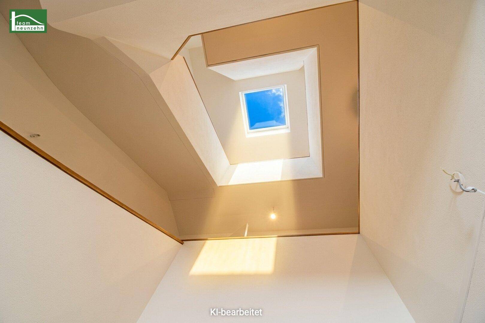 Modernes Treppenhaus mit Oberlicht, das viel natürliches Licht in den Raum bringt.
