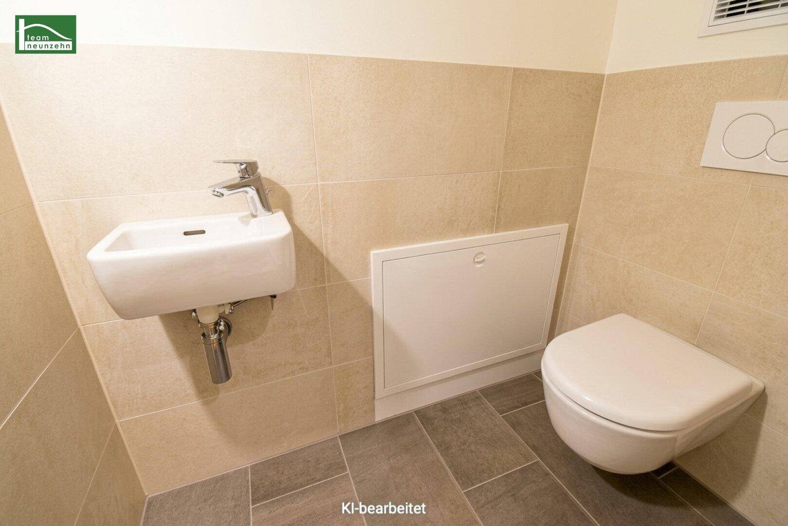 Modernes Gäste-WC mit Wand-WC, kleinem Waschbecken und beigefarbenen Fliesen.