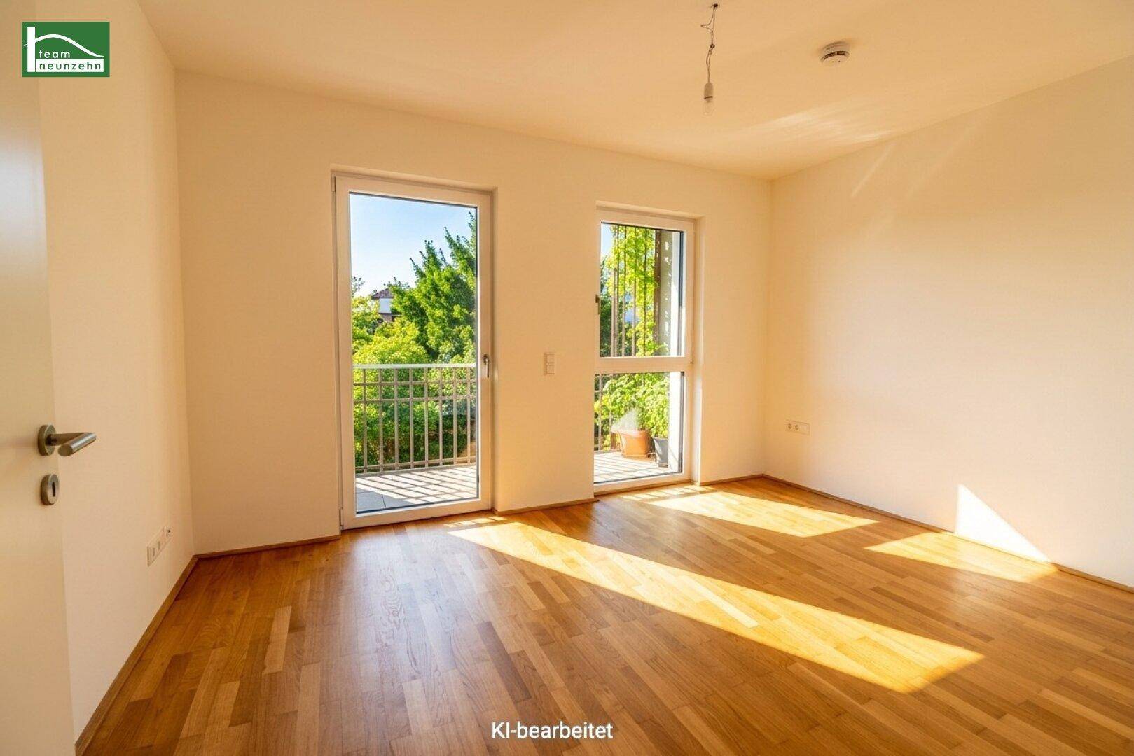 Helles Schlafzimmer mit Holzboden und Zugang zu einem französischen Balkon.
