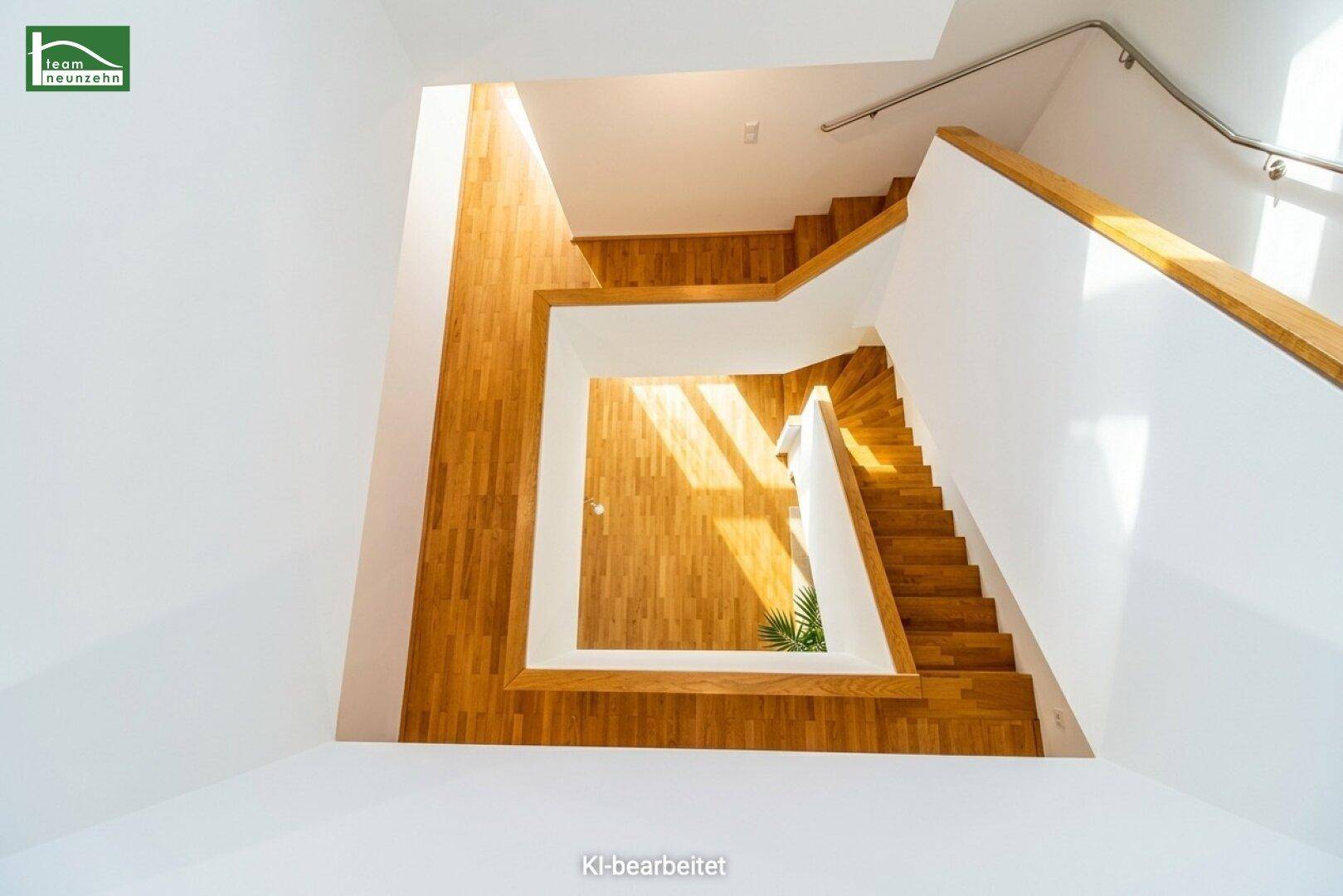 Elegantes Treppenhaus mit Holzstufen und offener Gestaltung, die Licht hereinlässt.