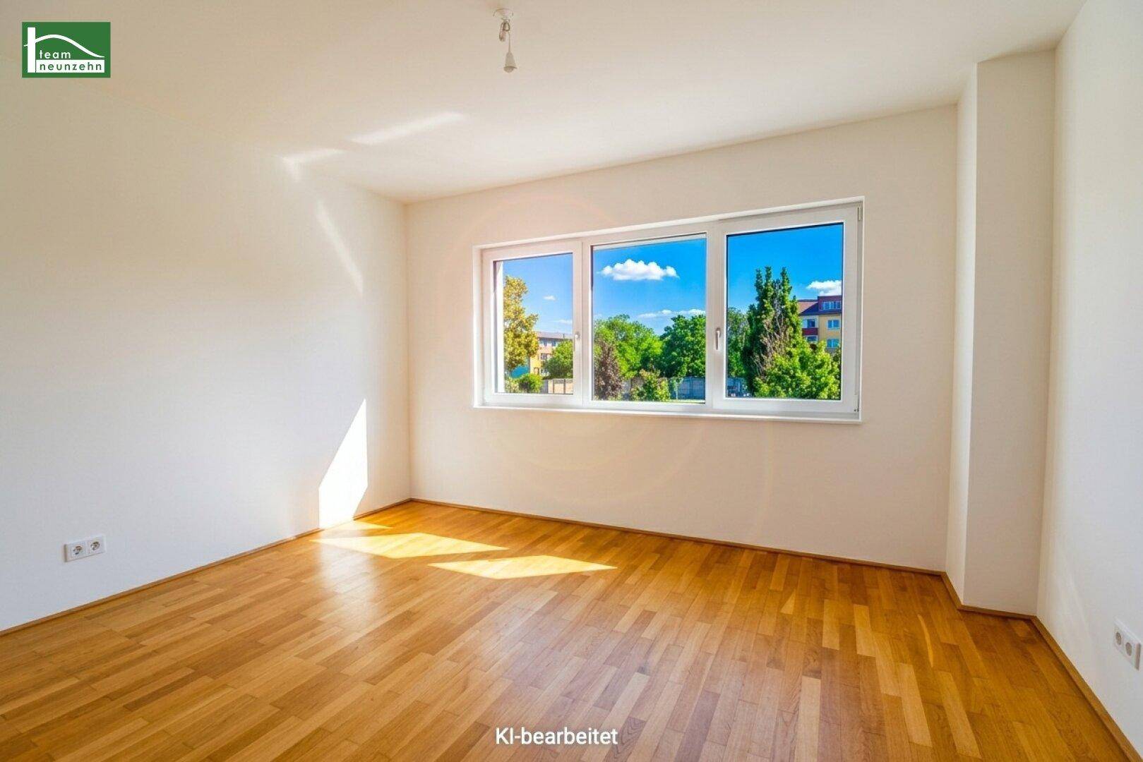 Lichtdurchflutetes Zimmer mit Holzboden und weitem Blick in die Natur.