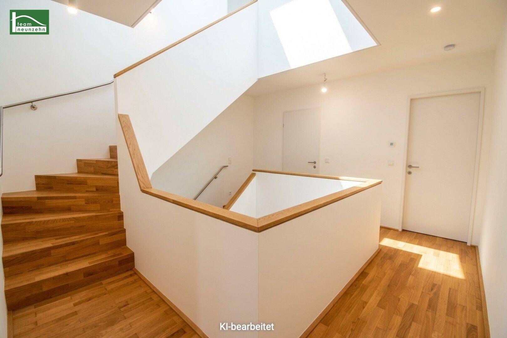 Modernes Treppenhaus mit Holzstufen und viel natürlichem Licht von oben.