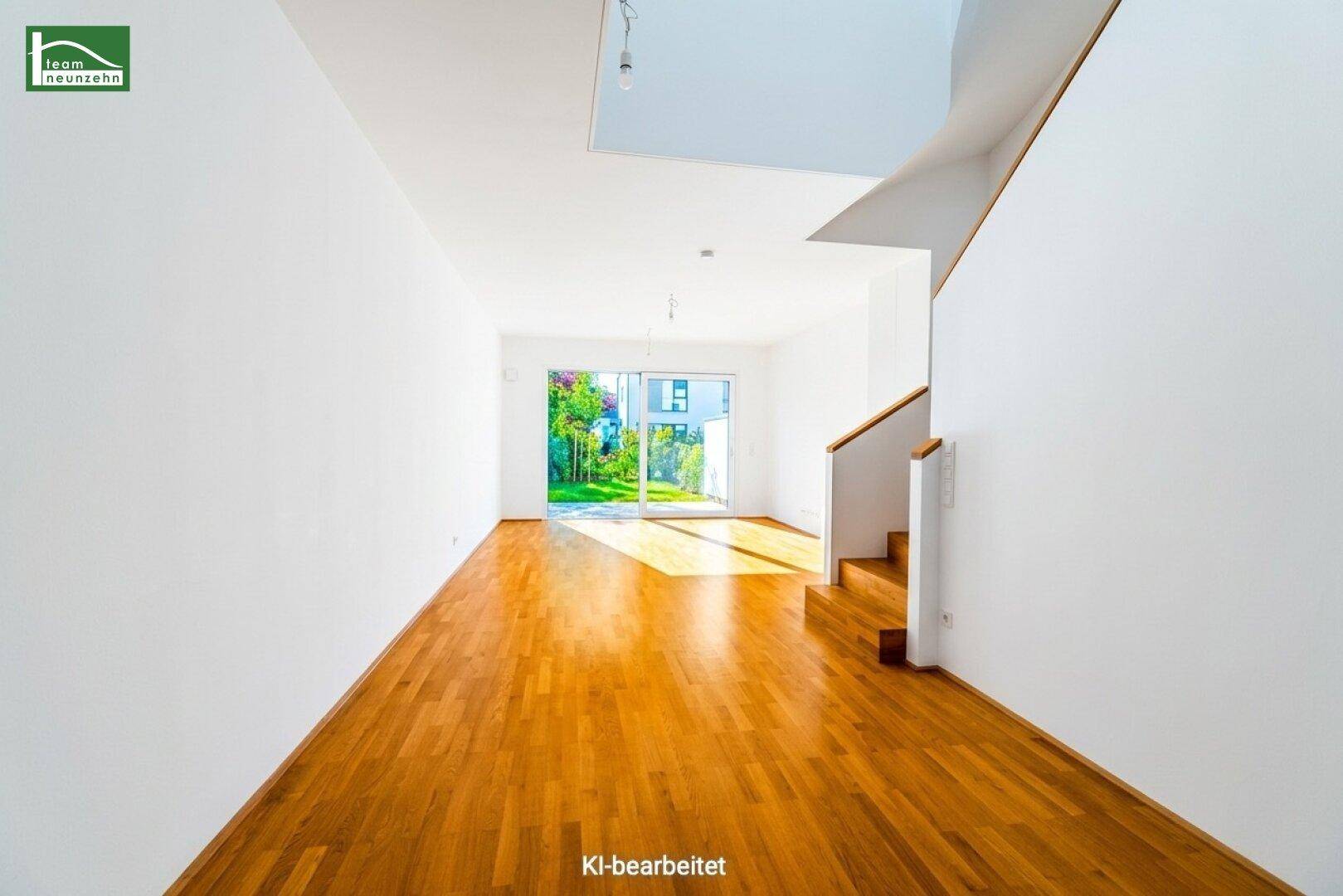 Großzügiger Wohnbereich mit Holzboden, Treppe und Zugang zum Garten, lichtdurchflutet durch große Fenster.
