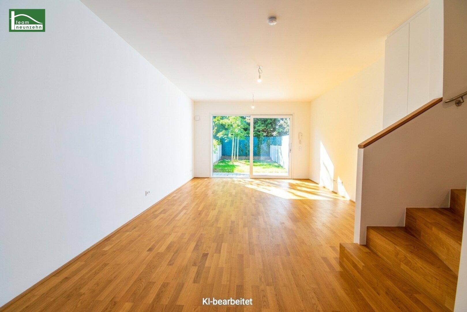 Heller Wohnbereich mit Holzboden und Schiebetür zum Garten, bietet viel Platz und natürliches Licht.