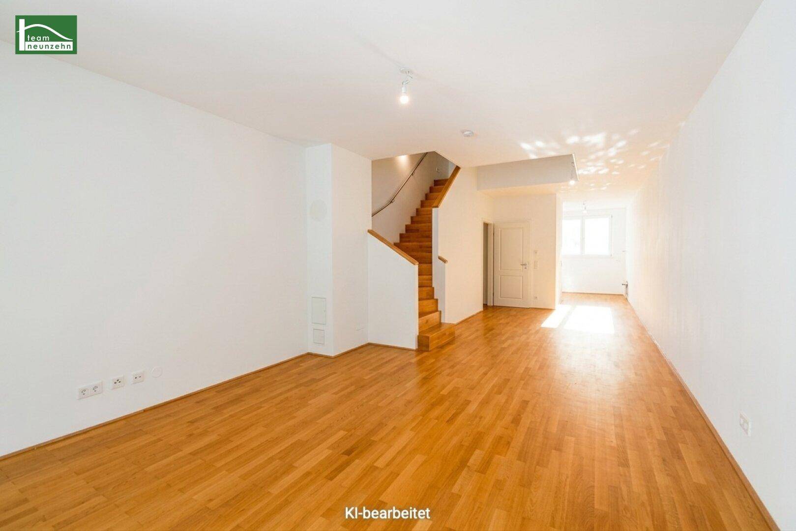 Geräumiger Wohnbereich mit Holzboden und offener Treppe, bietet viel Gestaltungsfreiheit und Helligkeit.