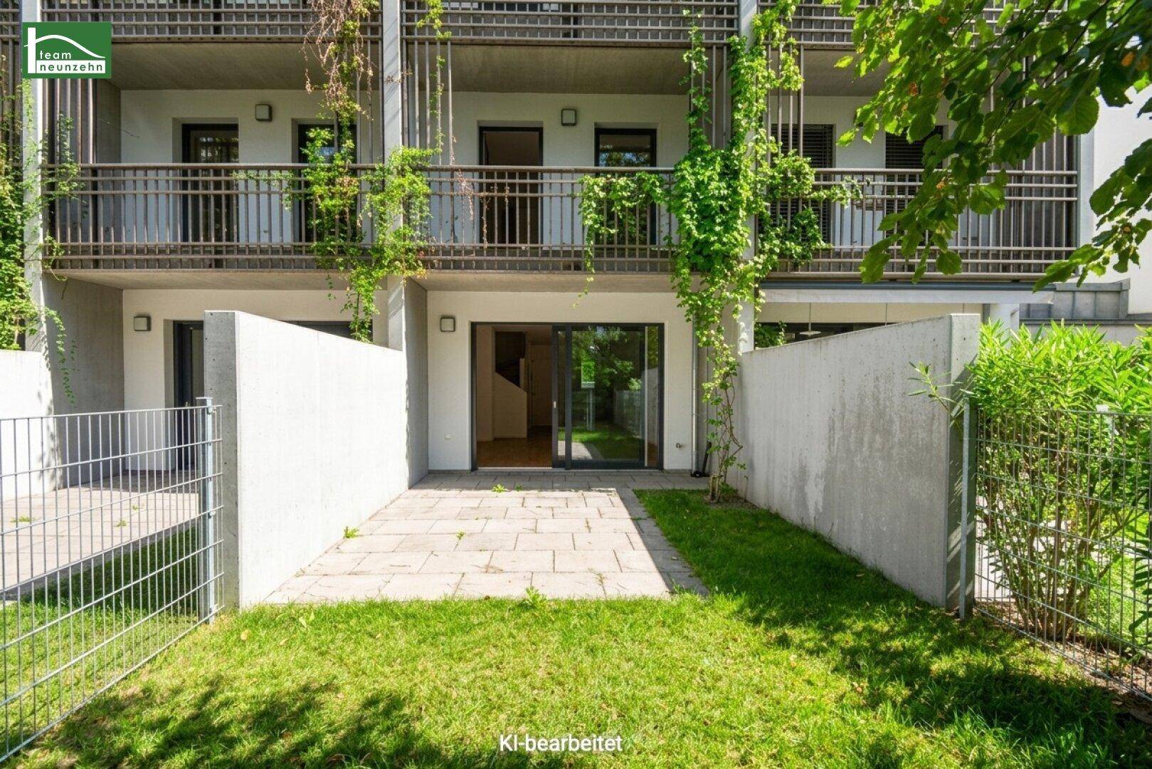 Gepflegter Gartenbereich mit Rasen und Terrasse, bietet direkten Zugang zum Haus und Blick auf die Balkone.