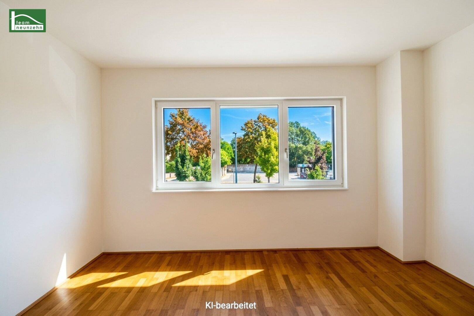 Helles Zimmer mit Holzboden und breitem Fenster, das einen schönen Ausblick auf die Umgebung bietet.