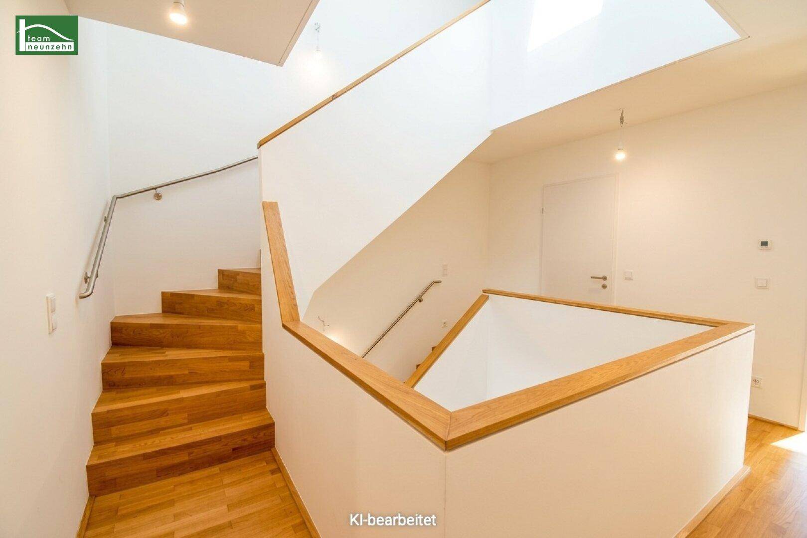 Elegante Holztreppe mit modernem Geländer, die die verschiedenen Ebenen des Hauses verbindet und lichtdurchflutet ist.