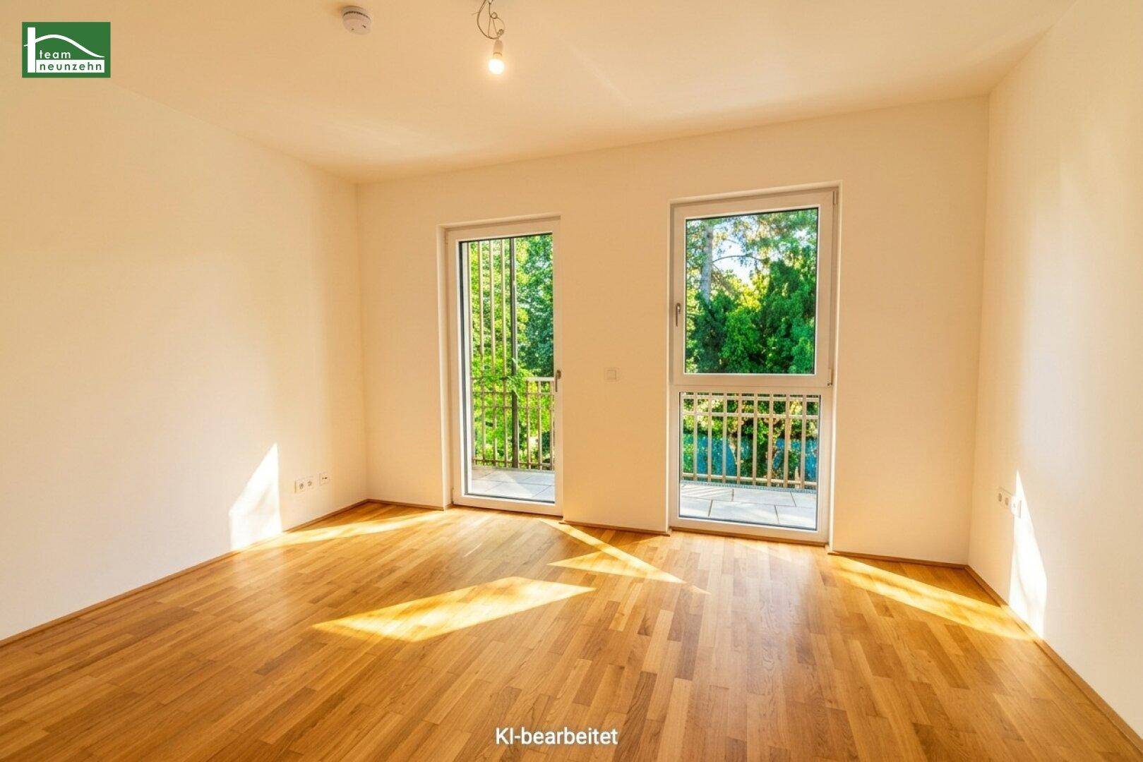 Helles Zimmer mit Holzboden und Zugang zu einem Balkon, bietet viel Tageslicht und frische Luft.