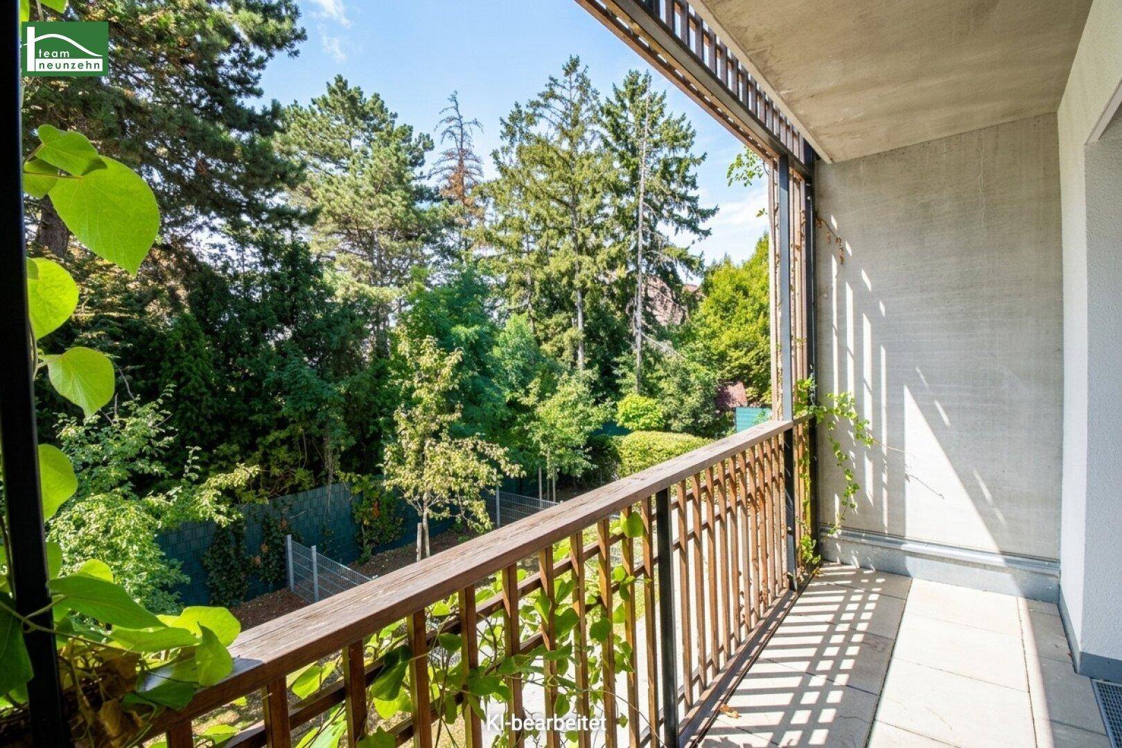 Langer Balkon mit Metallgeländer und üppigem Grünblick, ideal für entspannte Stunden im Freien.
