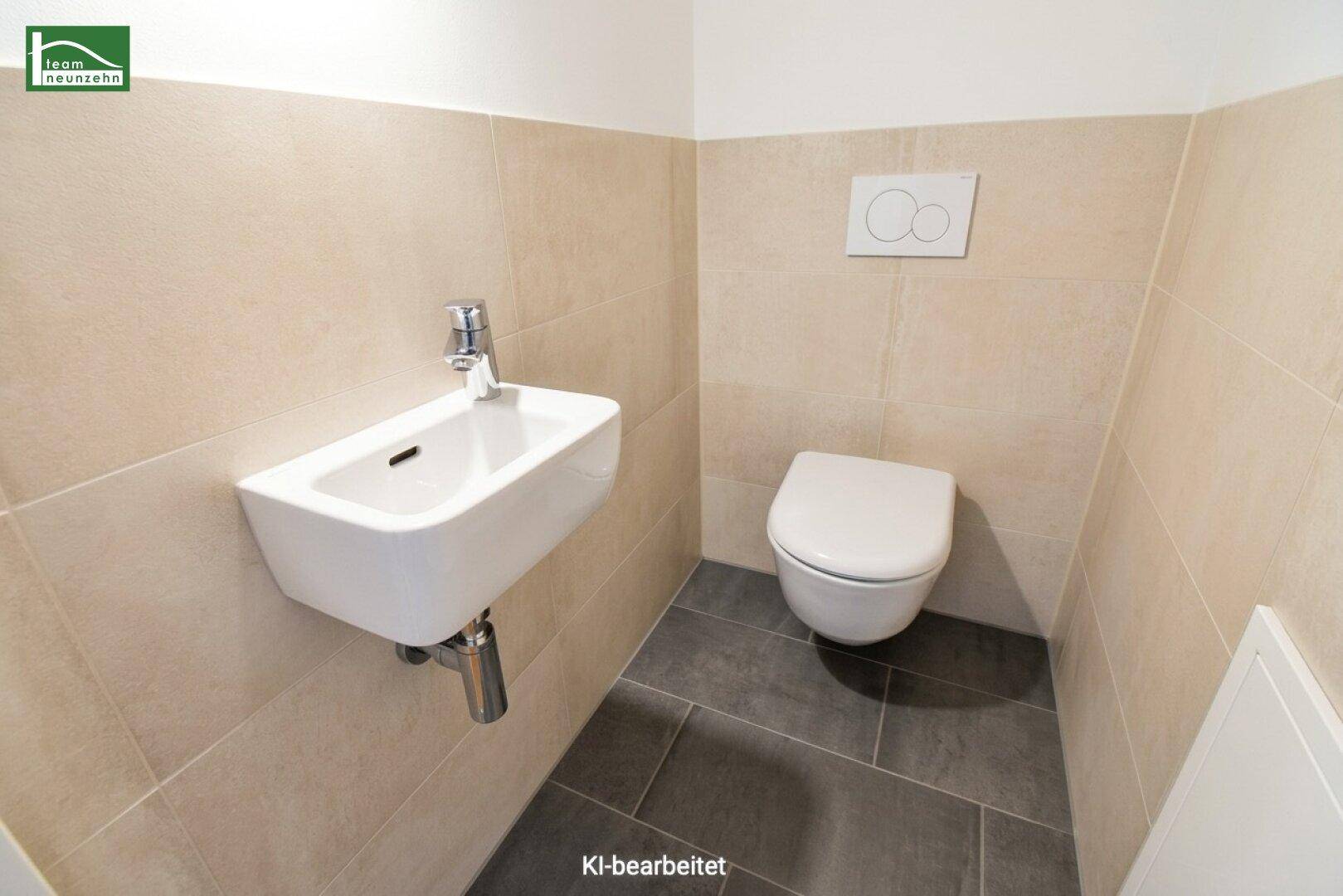 Modernes Gäste-WC mit wandhängendem WC, kleinem Waschbecken und zweifarbigen Fliesen.
